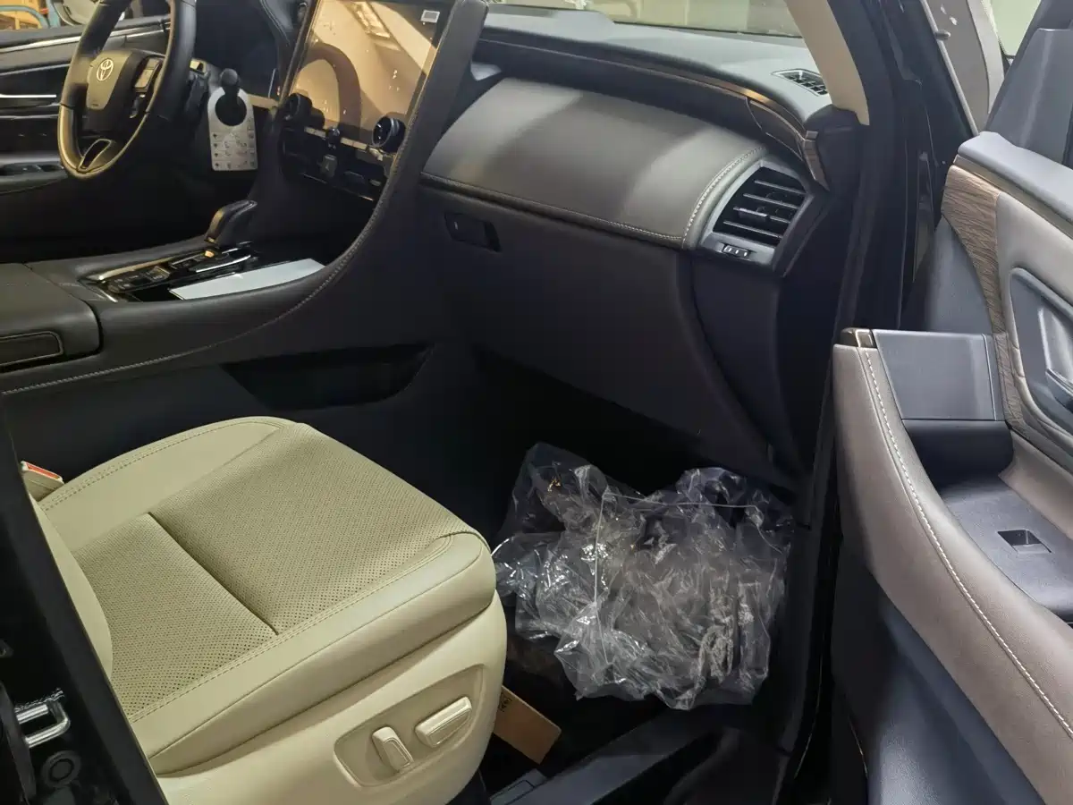 Toyota Alphard 2025 Hybrid 2.5L Ultimate Gold Edition фото 5