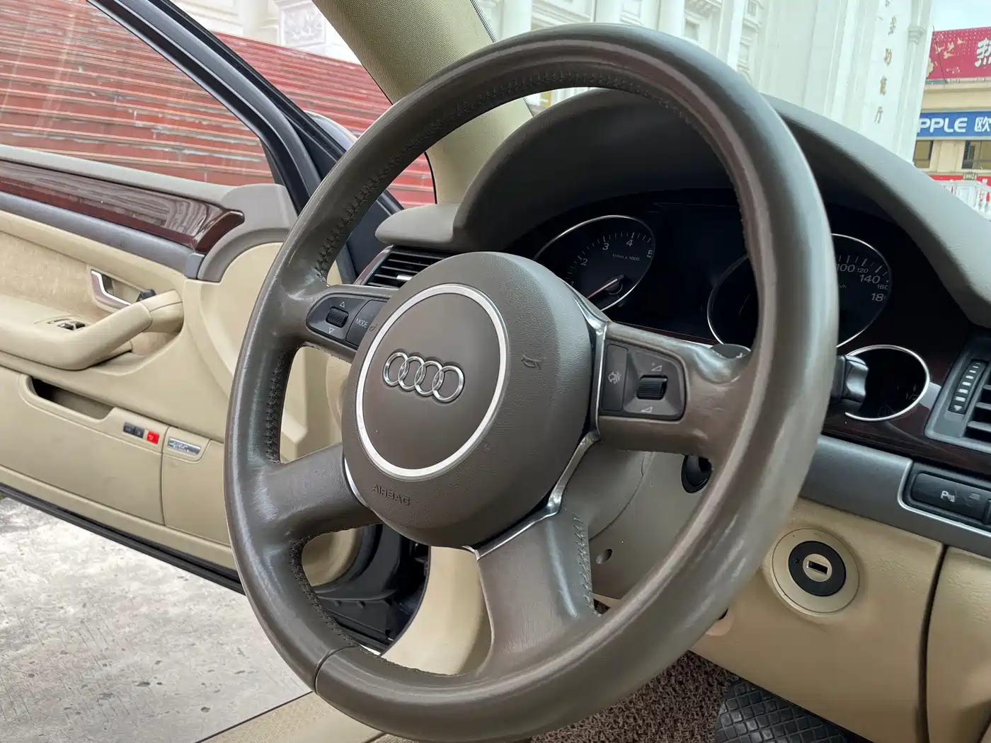 Audi A8 фото 10