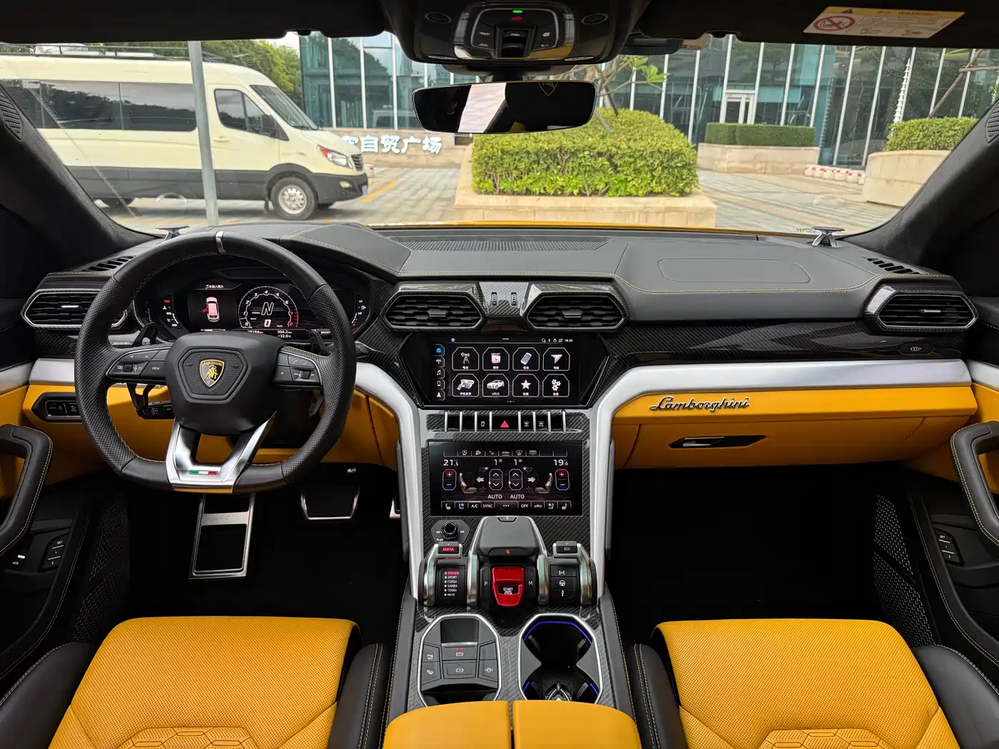 LAMBORGHINI URUS