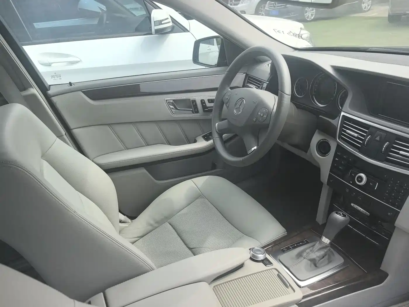 Mercedes-Benz E-Class 2010 E 300 L Fashion фото 15