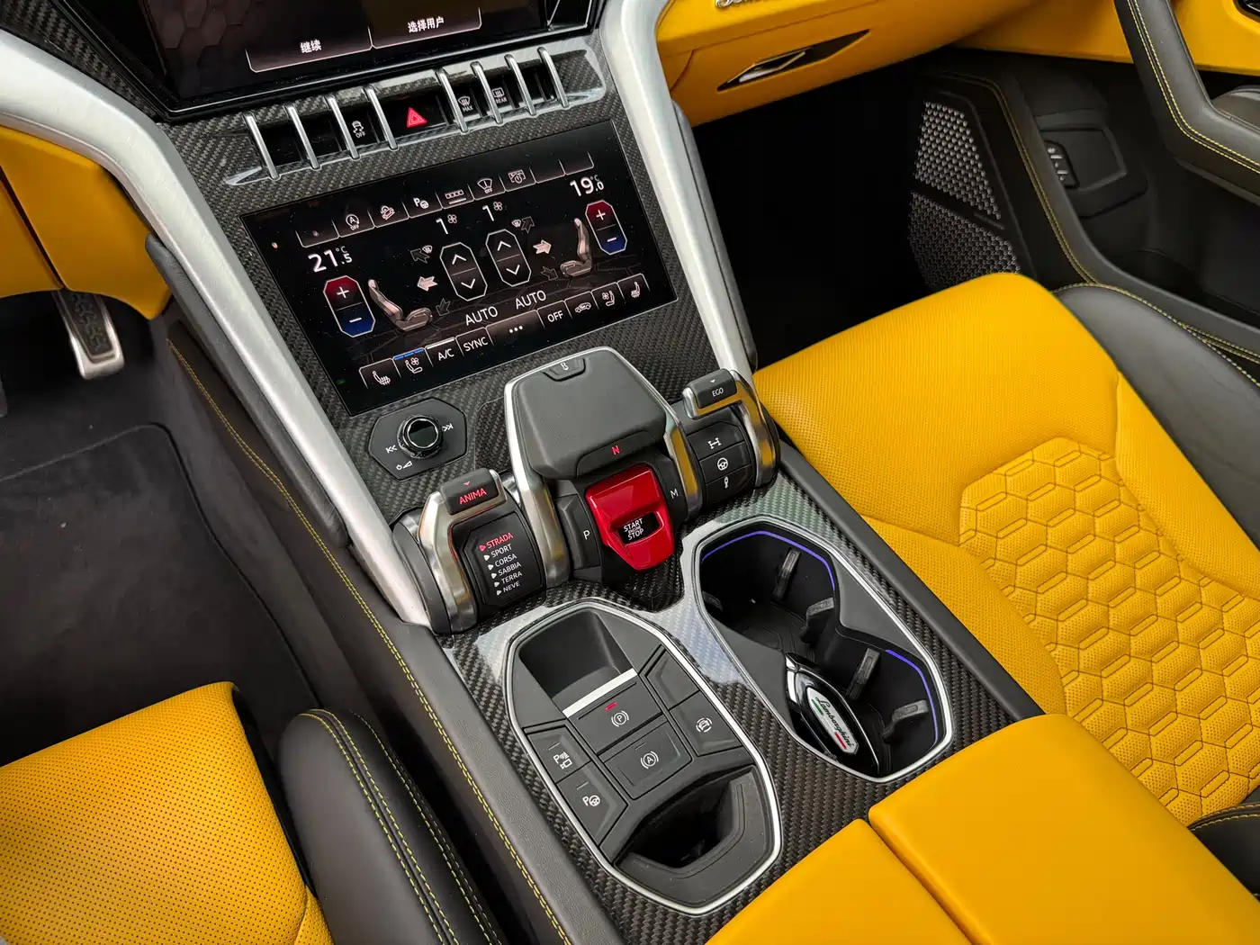 LAMBORGHINI URUS