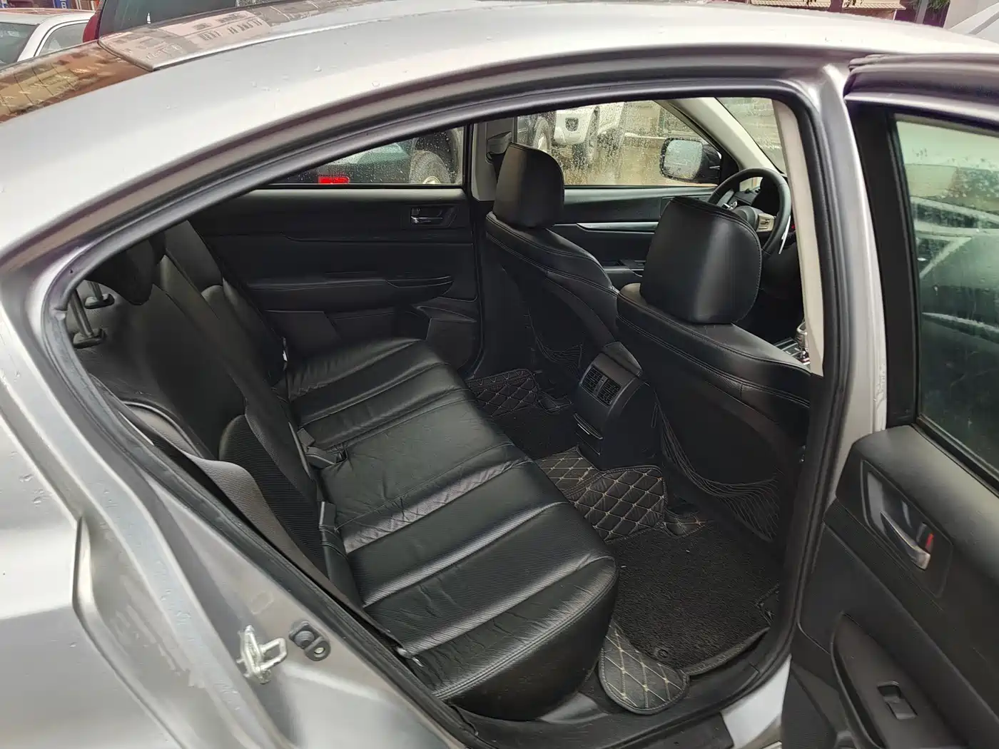 Subaru Legacy 2010 2.5GT Luxury Navigation Edition фото 13