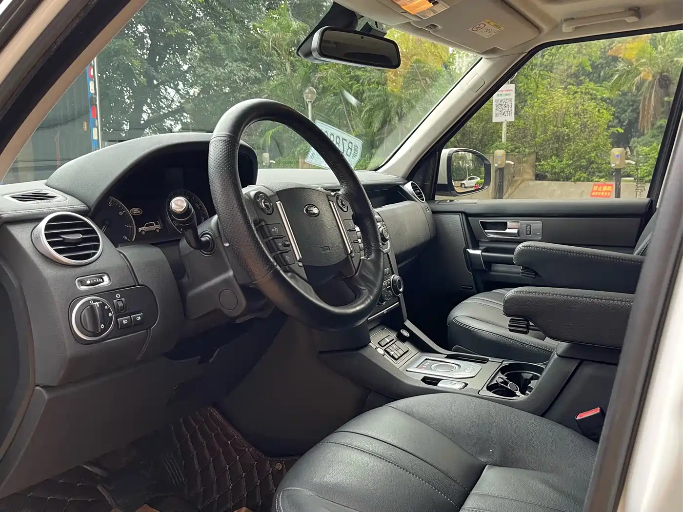 Land Rover Discovery 2014 3.0 SC V6 SE фото 5