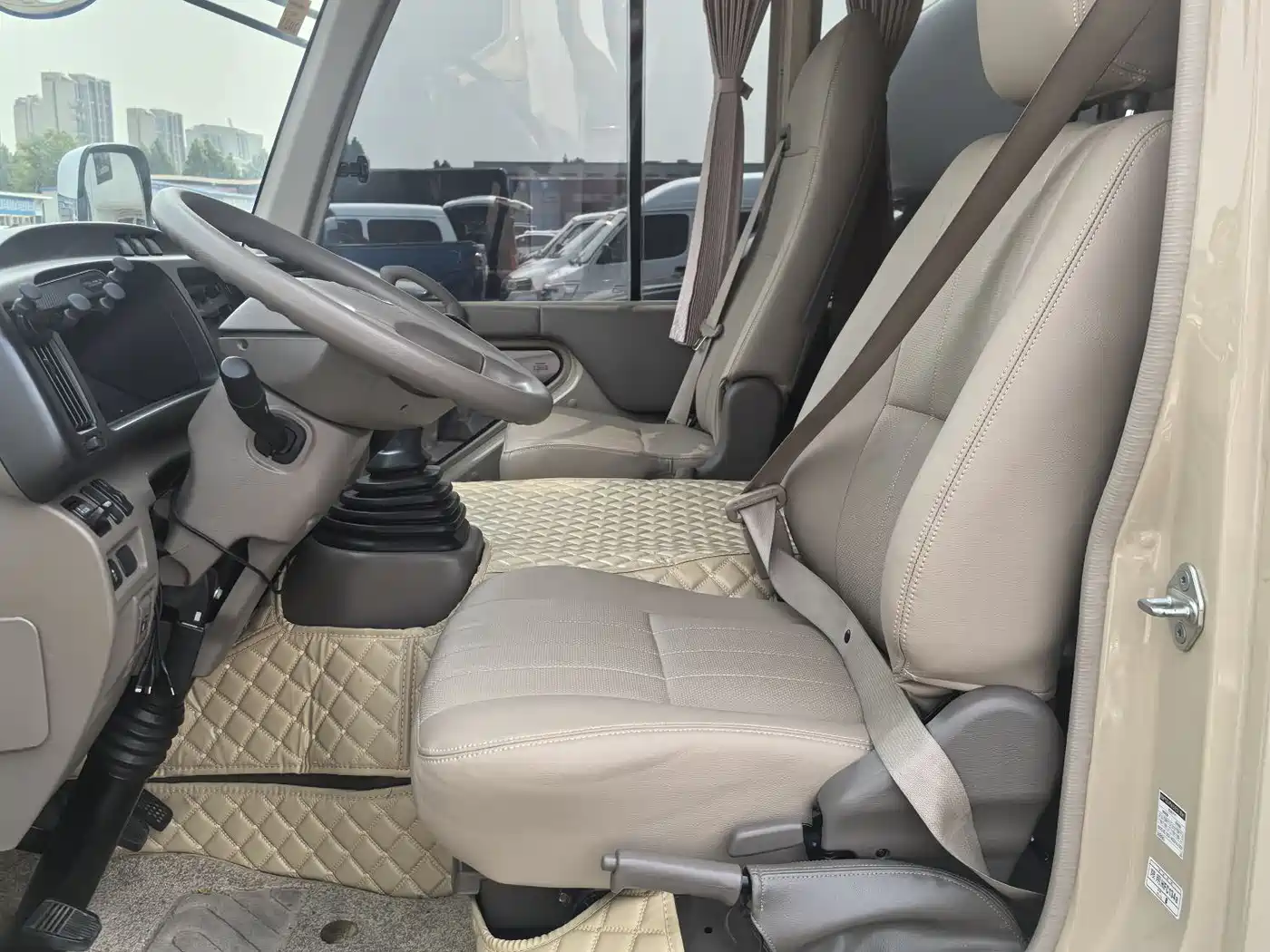 Toyota Coaster 2019 4.0L Luxury Vehicle GRB53L-ZEMNK 23-seater with Armrests 9GR фото 8
