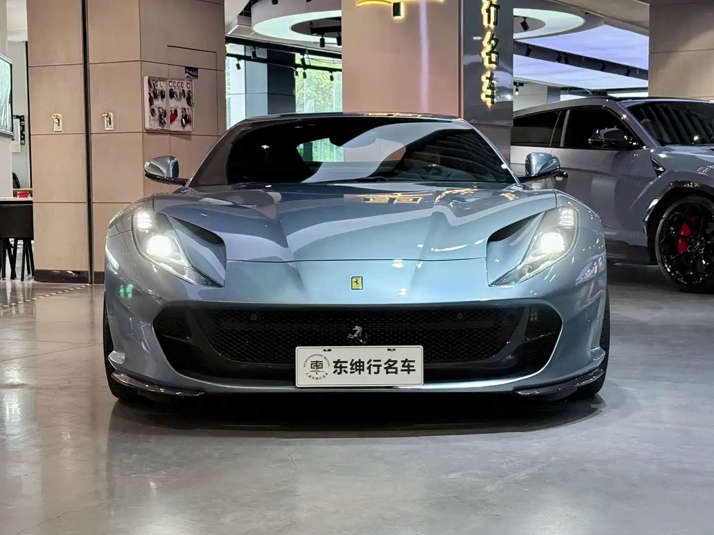 FERRARI 812