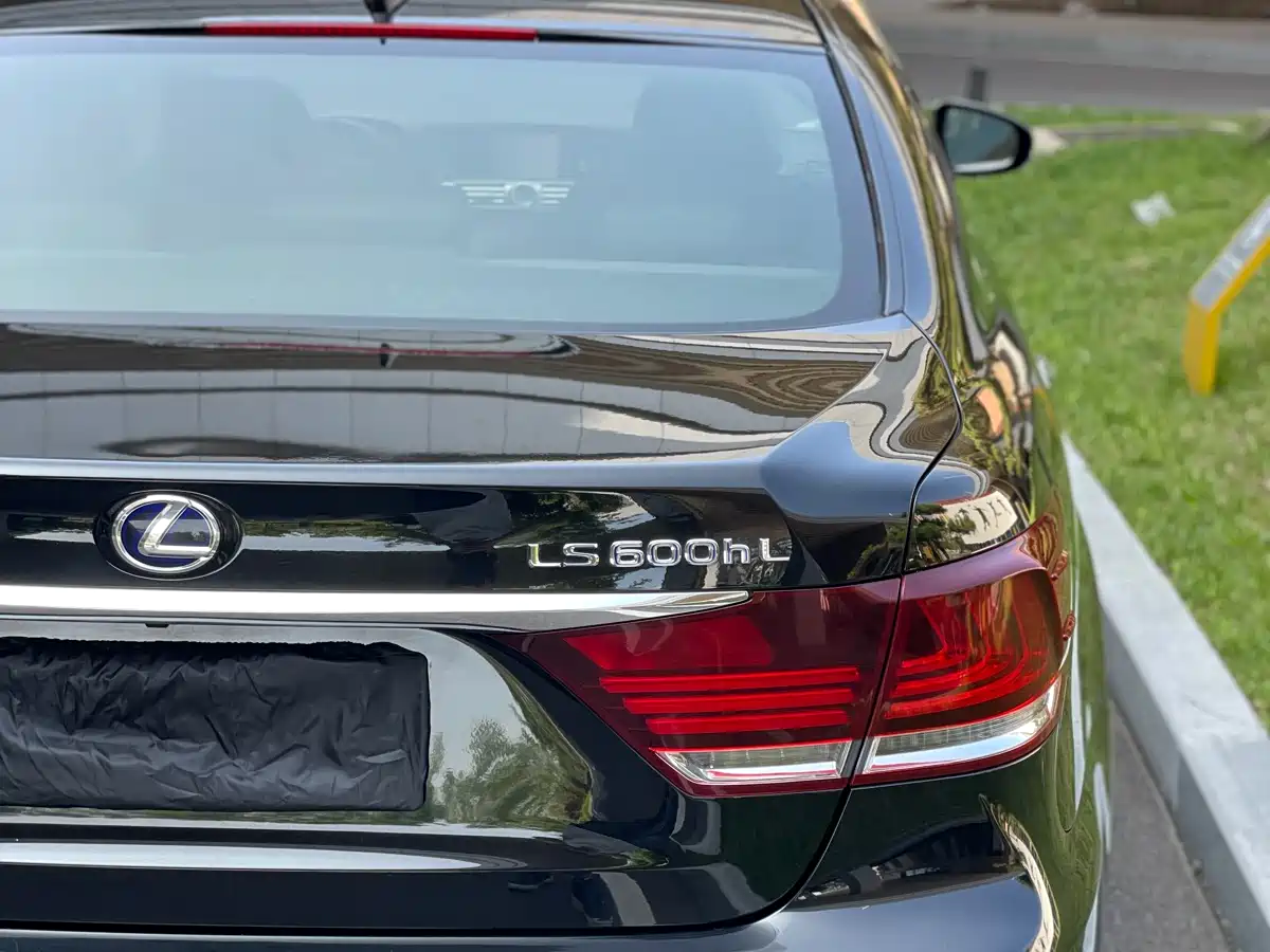 Lexus LS 2014 600hL фото 13