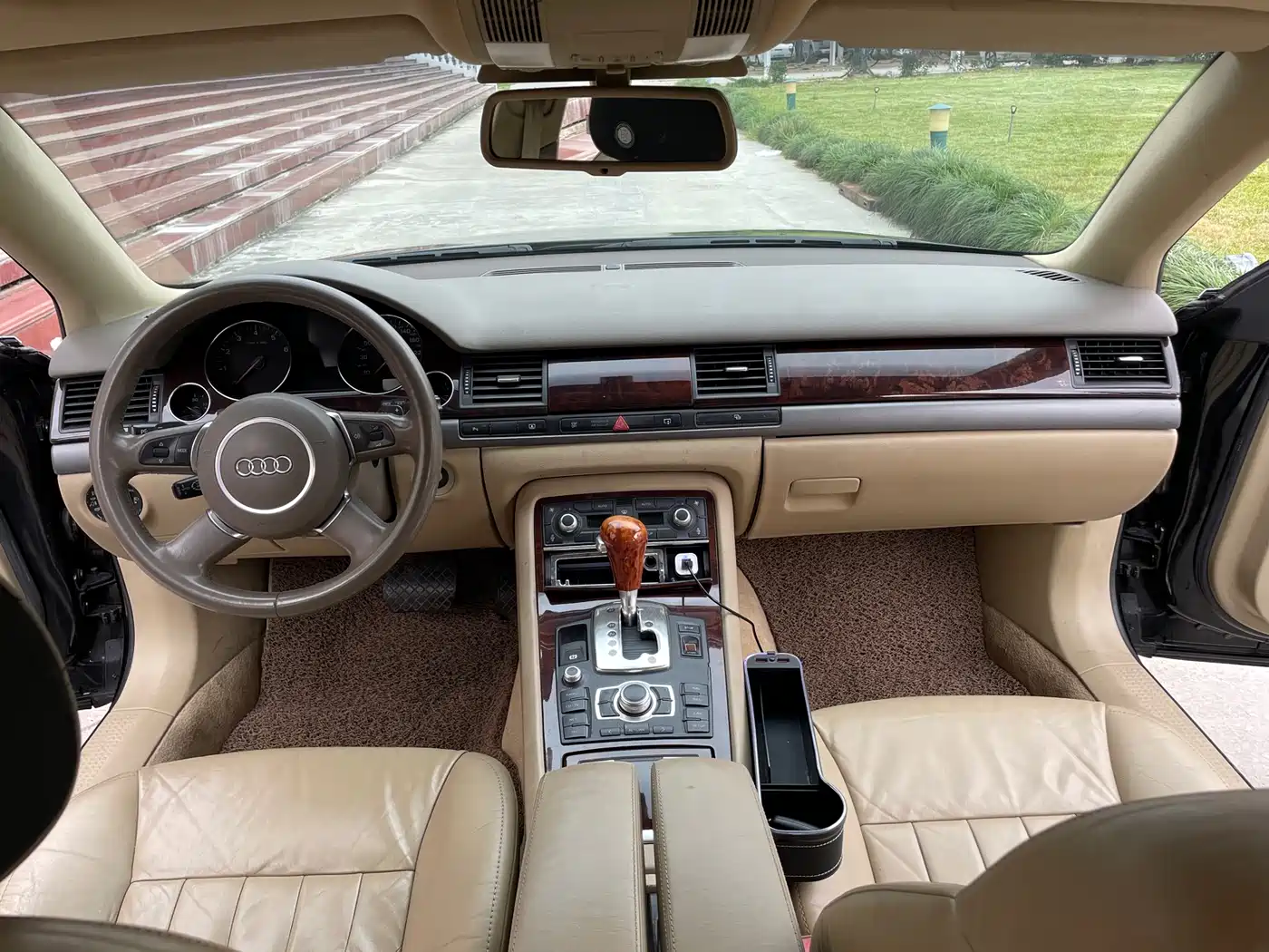 Audi A8 фото 9