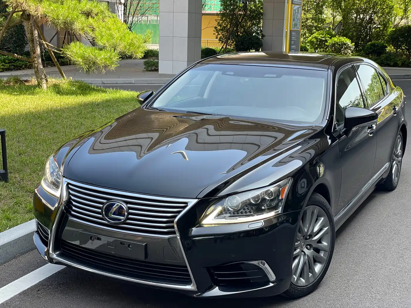 Lexus LS 2014 600hL фото 6