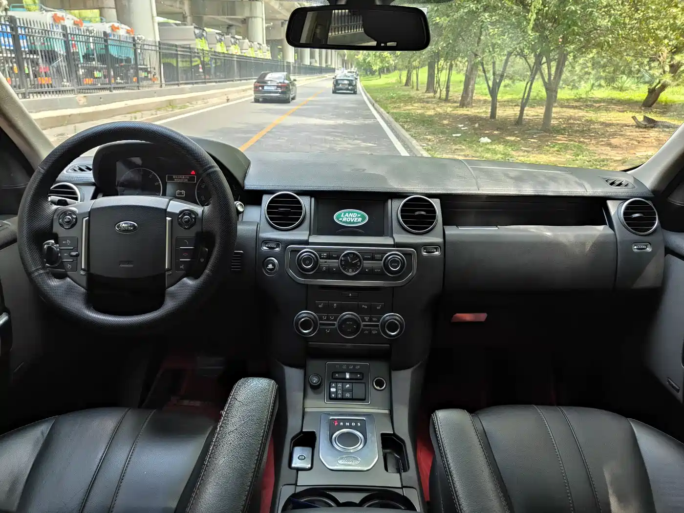 Land Rover Discovery 2015 3.0 SC V6 SE фото 12