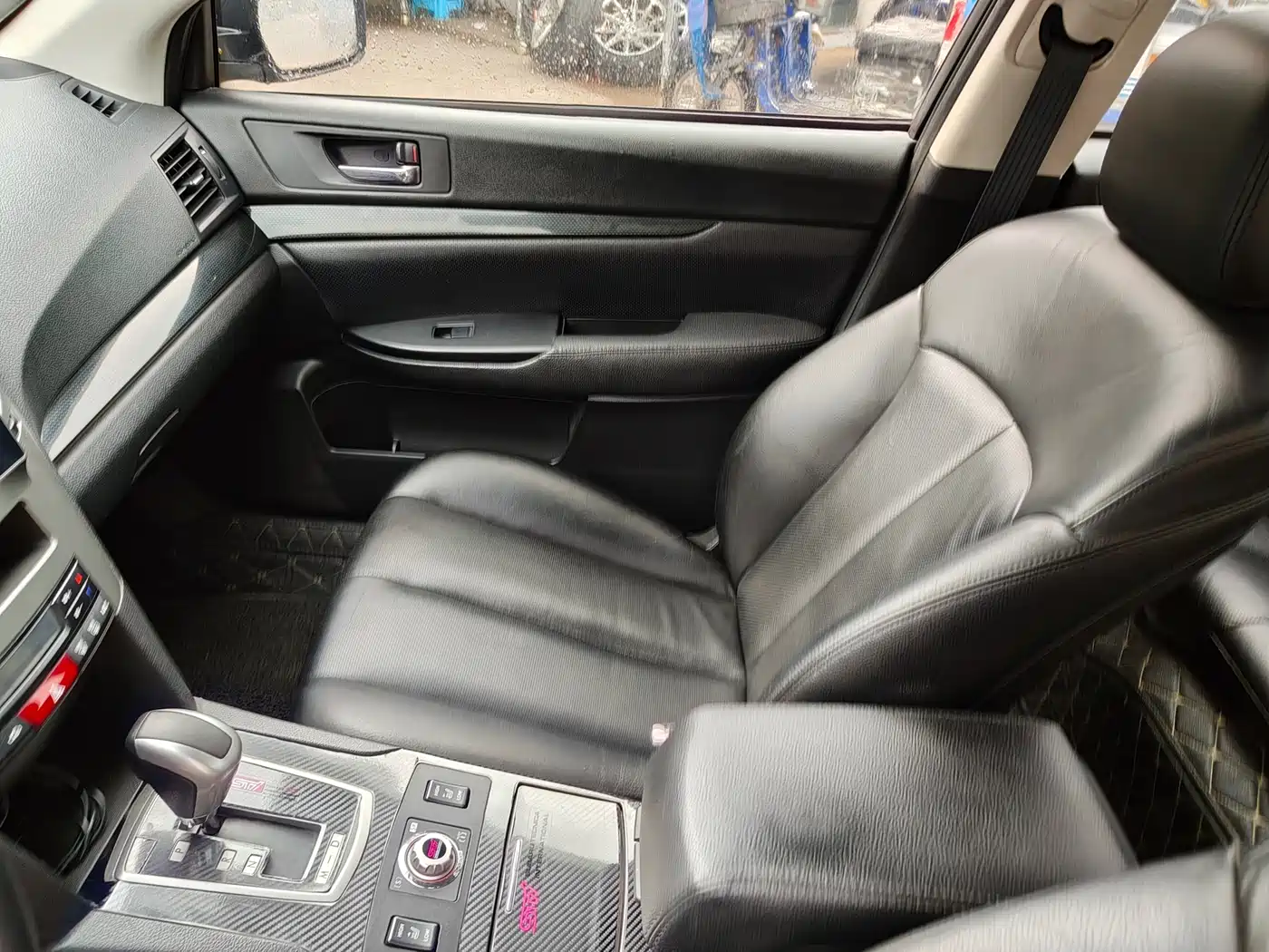 Subaru Legacy 2010 2.5GT Luxury Navigation Edition фото 12