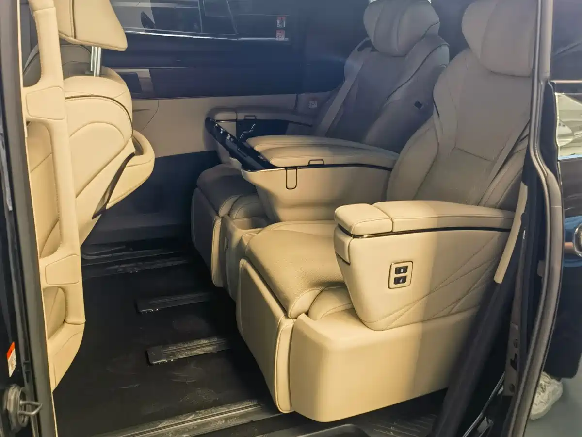 Toyota Alphard 2025 Hybrid 2.5L Ultimate Gold Edition фото 6