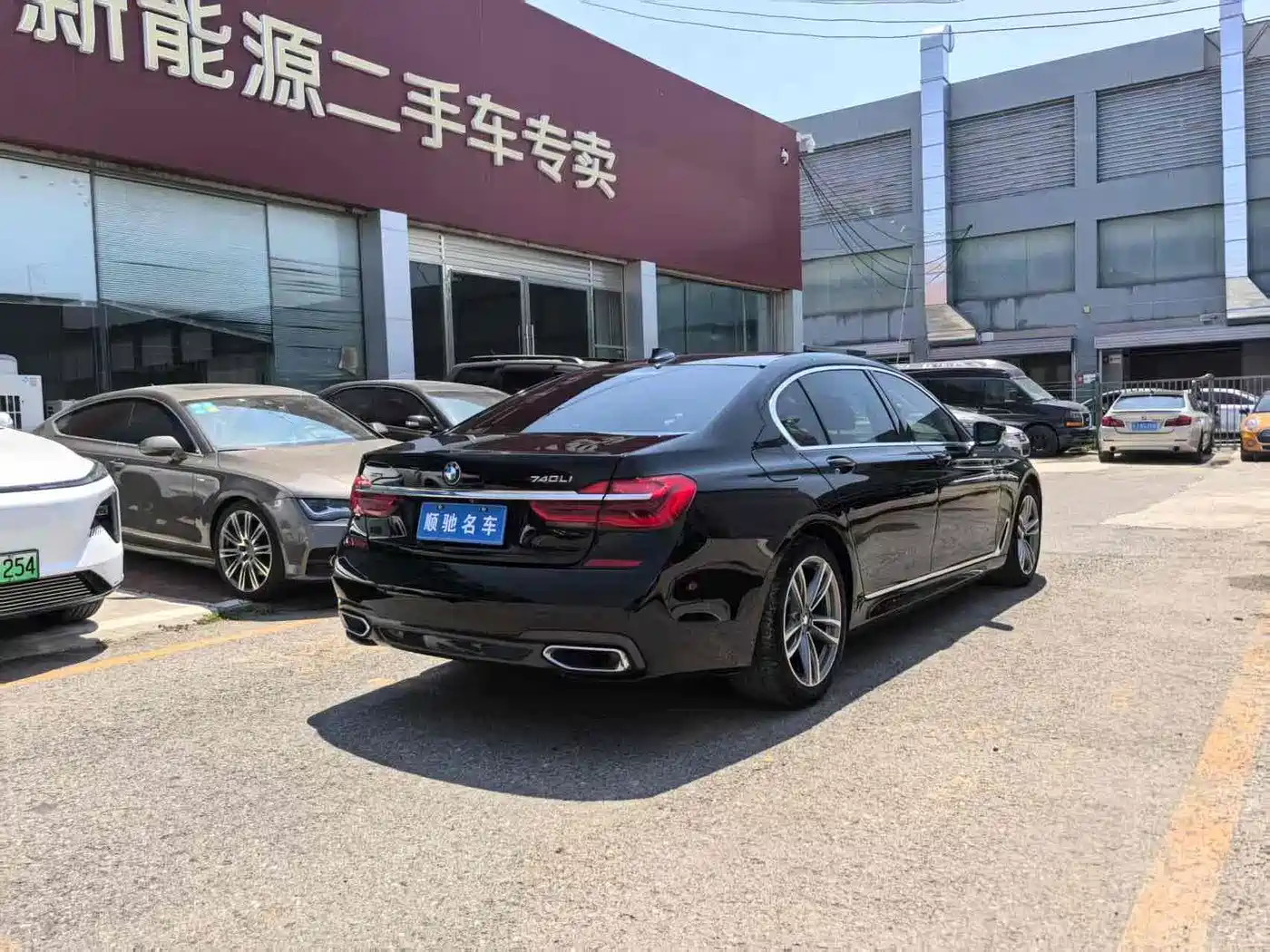 BMW 7 Series 2017 740Li xDrive Luxury Edition фото 9