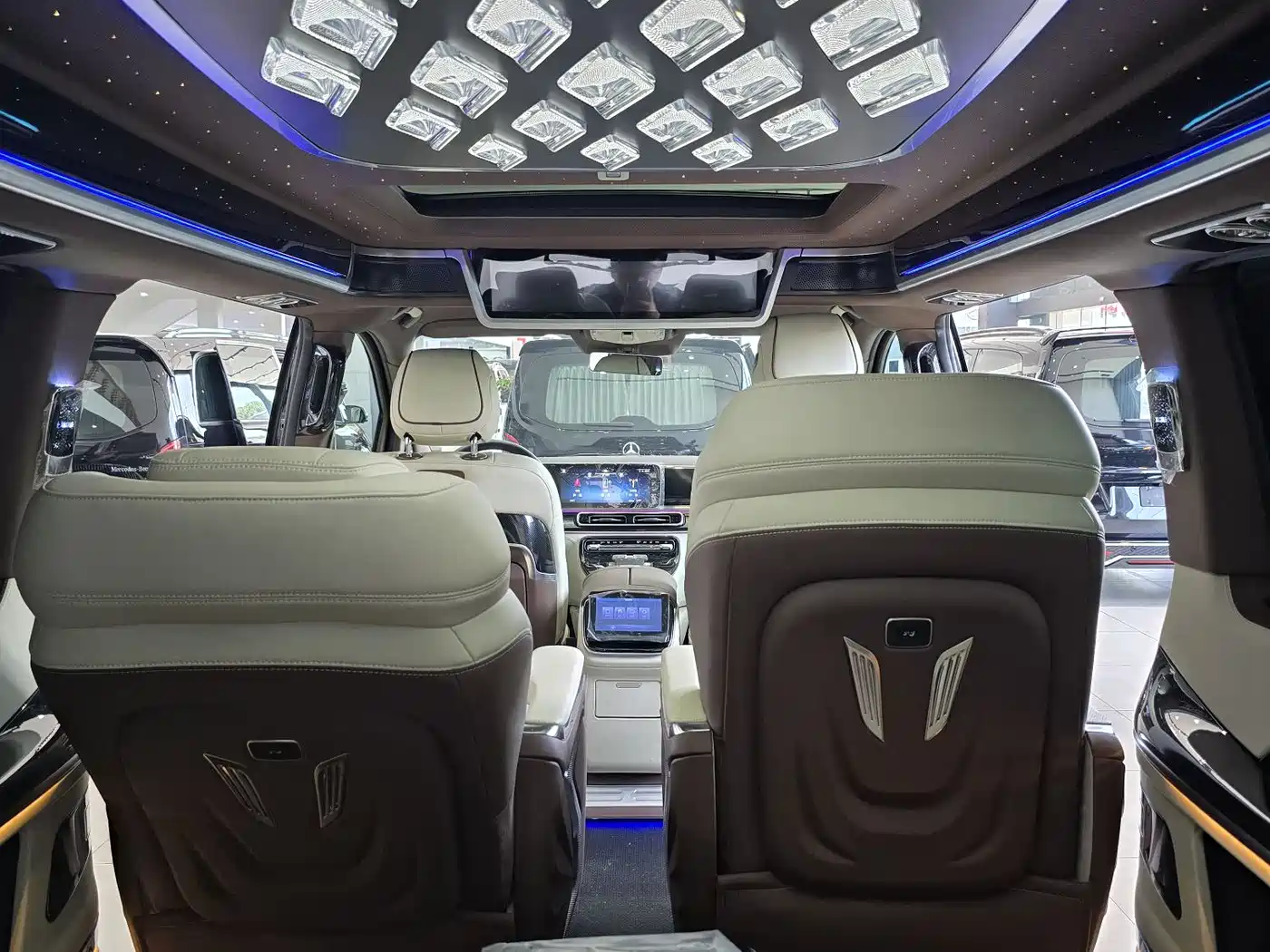 Mercedes-Benz V-Class 2024 V 300 L Long Wheelbase Luxury Edition фото 8