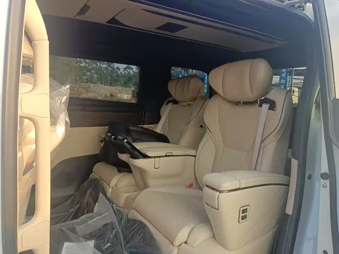 Toyota Alphard 2025 Hybrid 2.5L Ultimate Gold Edition фото 4