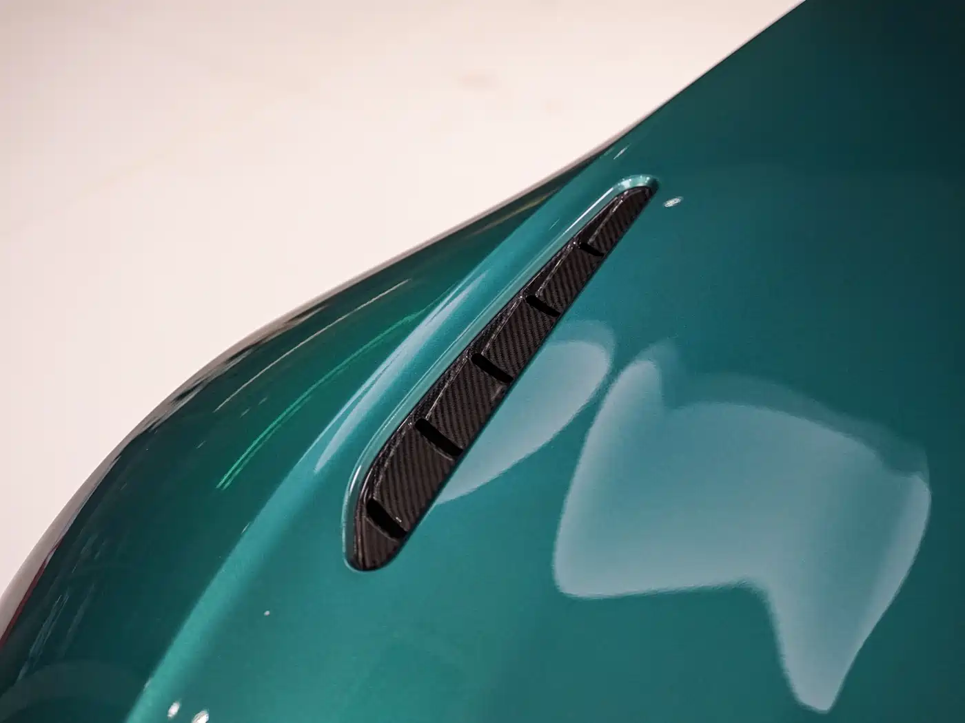 Aston Martin V8 Vantage 2022 4.0T V8 F1 Edition Coupe фото 6