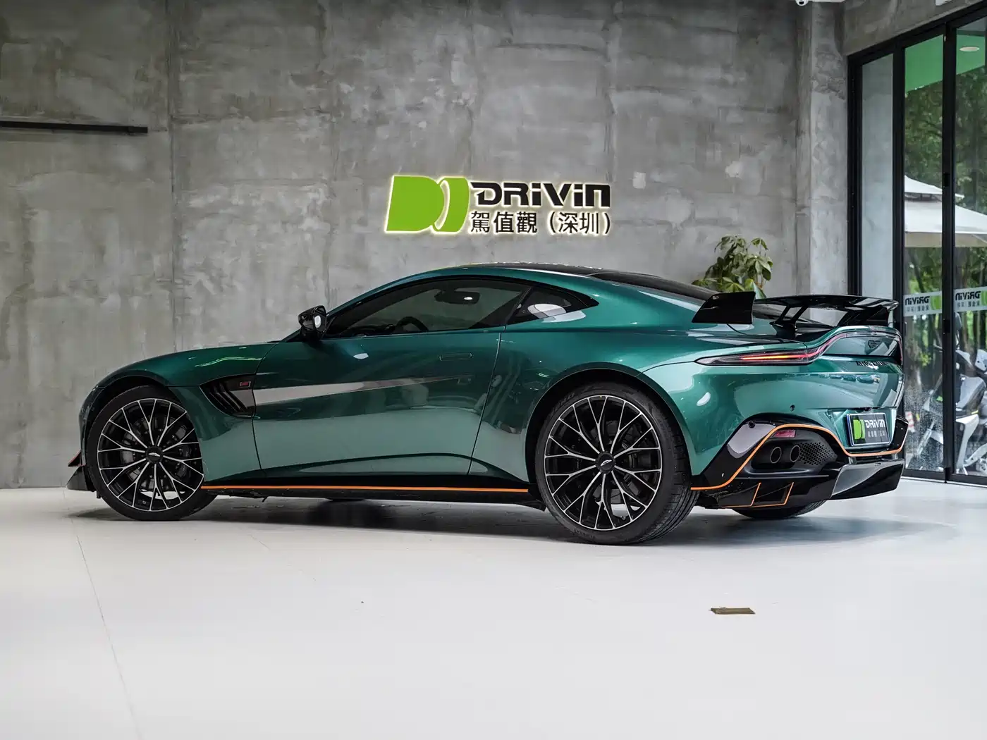 Aston Martin V8 Vantage 2022 4.0T V8 F1 Edition Coupe фото 2