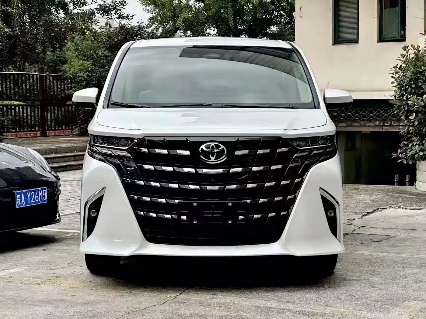 Toyota Alphard 2025 Hybrid 2.5L Ultimate Gold Edition фото 6
