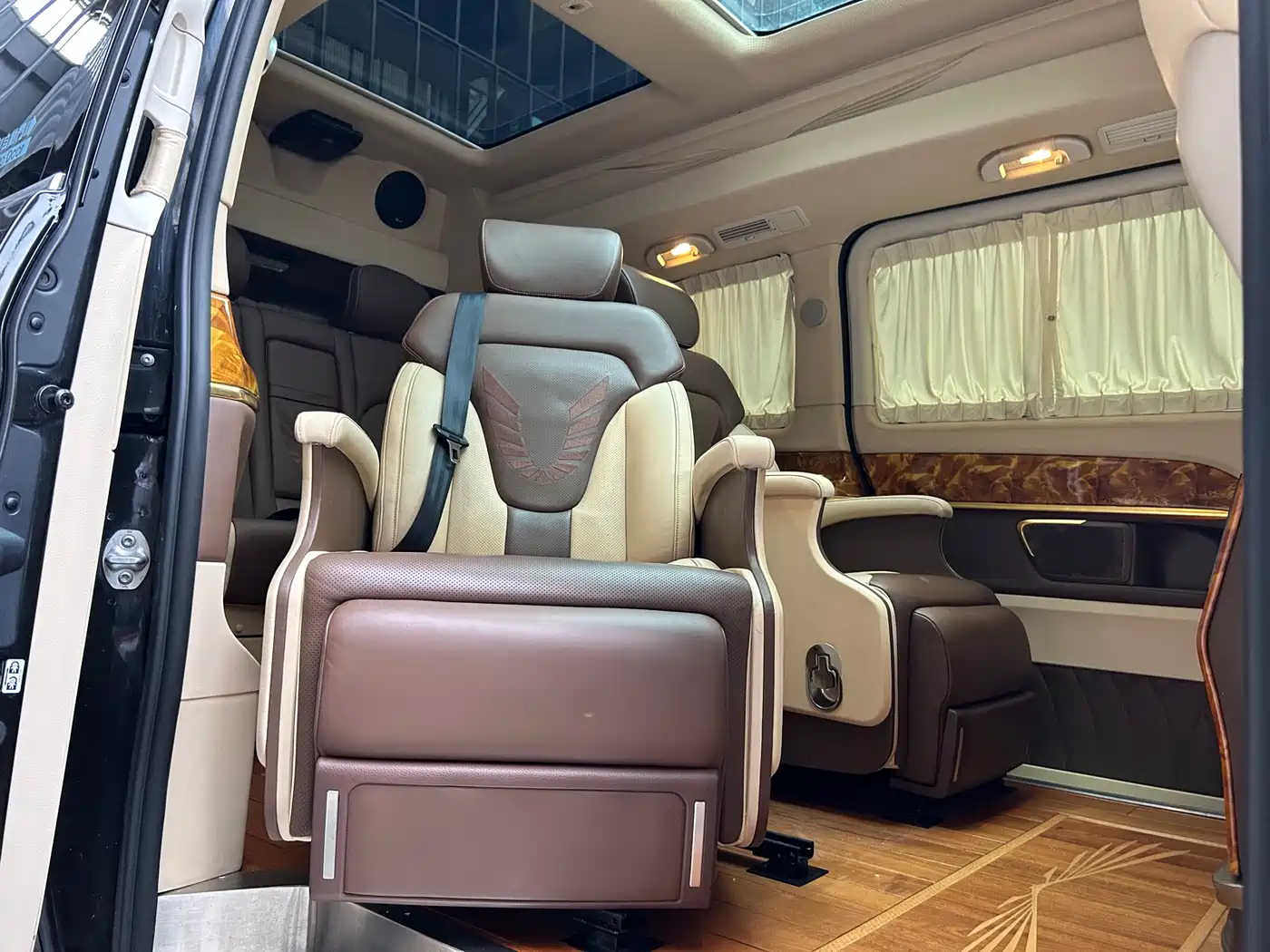 Mercedes-Benz V-Class 2017 Model V 260 L Premium Extended Edition фото 11
