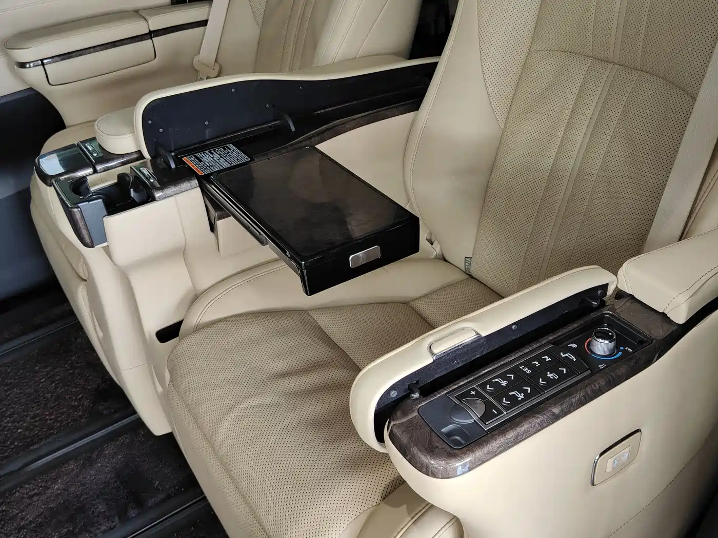 Toyota Vellfire 2020 Twin Engine 2.5L HV Premium Edition фото 6