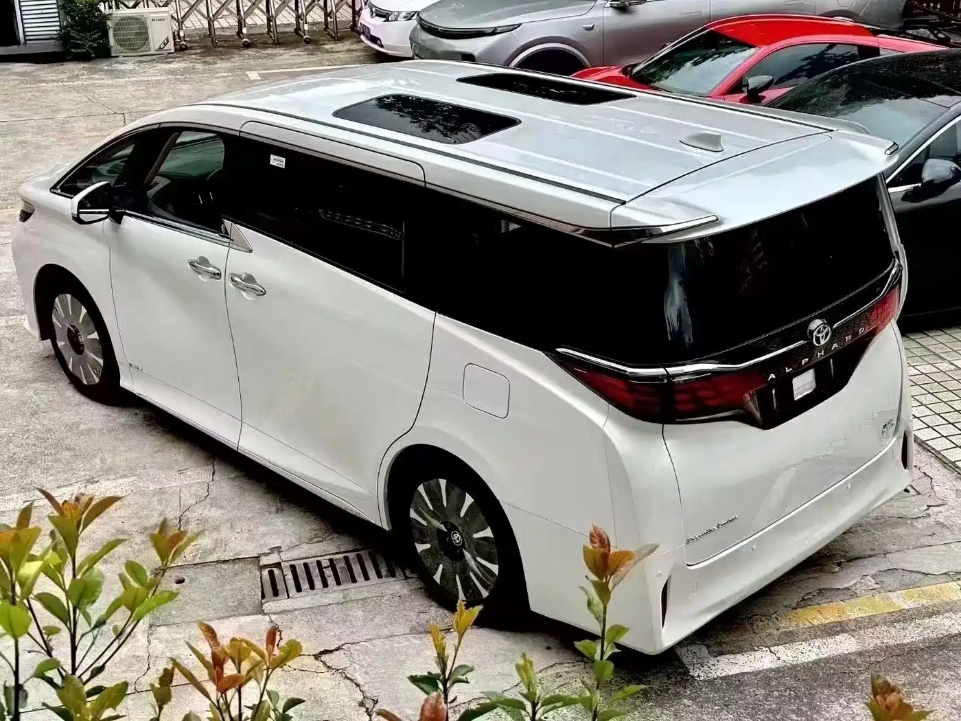 Toyota Alphard 2025 Hybrid 2.5L Ultimate Gold Edition фото 8