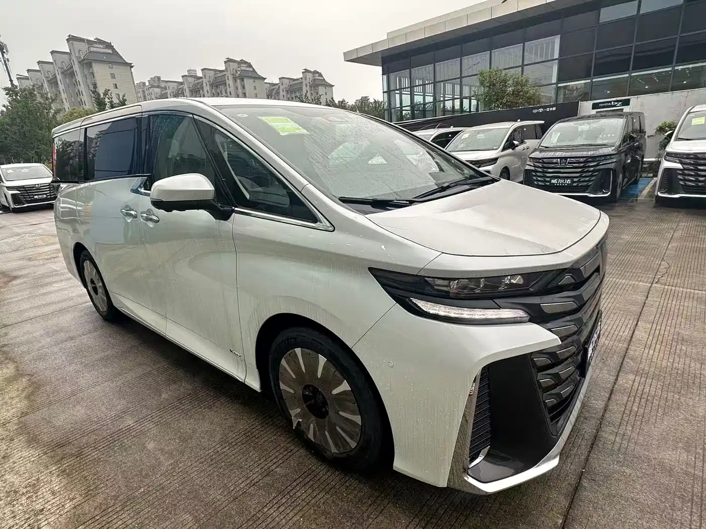 Toyota Vellfire 2024 Crown Hybrid 2.5L Premium Edition фото 3