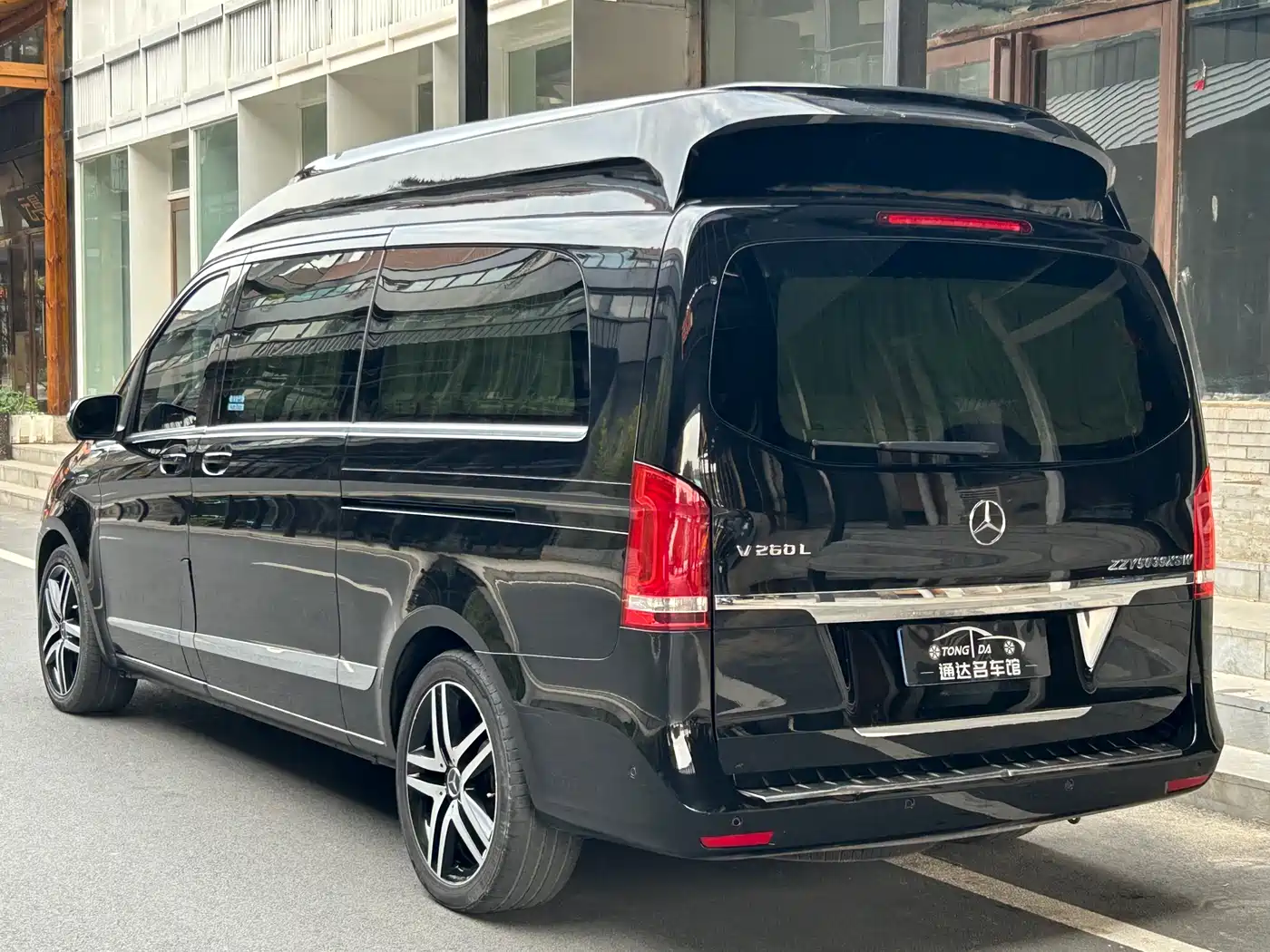 Mercedes-Benz V-Class 2017 Model V 260 L Premium Extended Edition фото 24