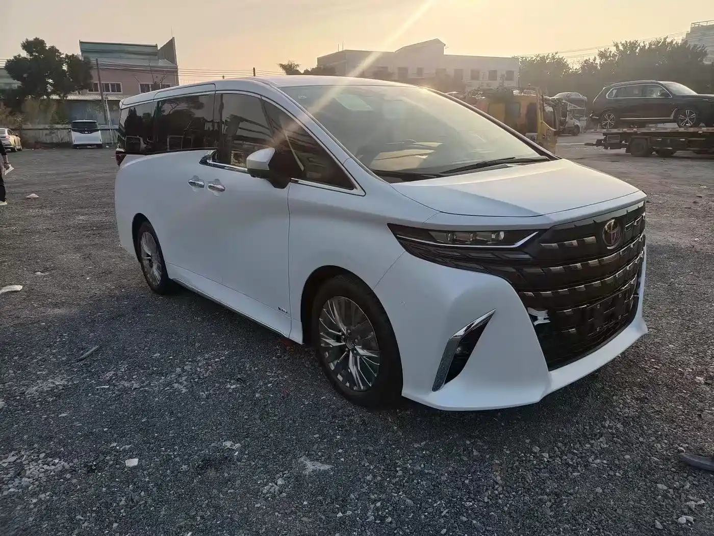 Toyota Alphard 2025 Hybrid 2.5L Ultimate Gold Edition фото 2