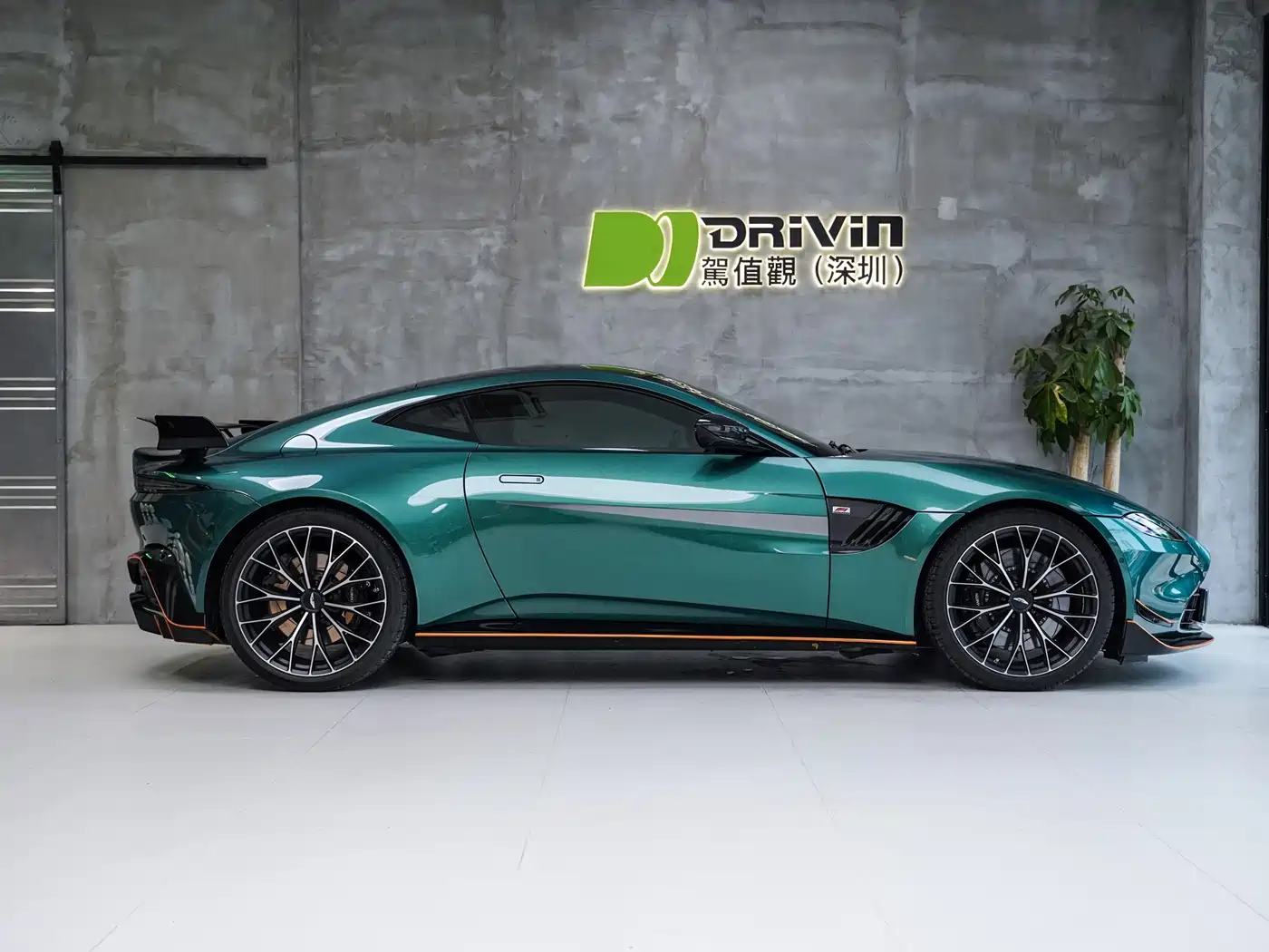 Aston Martin V8 Vantage 2022 4.0T V8 F1 Edition Coupe фото 5