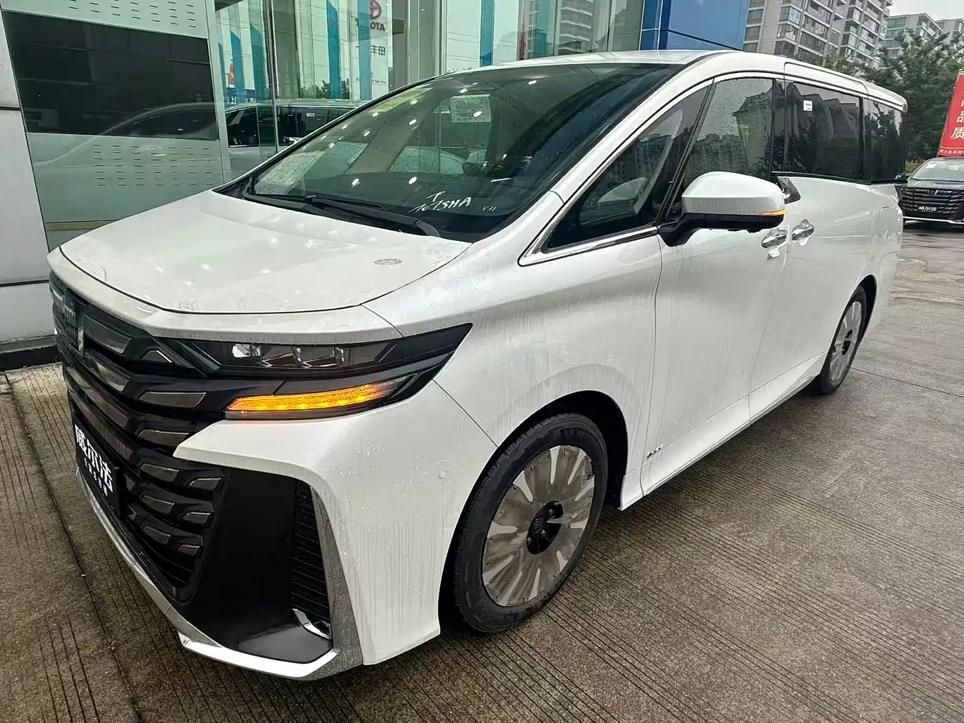 Toyota Vellfire 2024 Crown Hybrid 2.5L Premium Edition фото 2