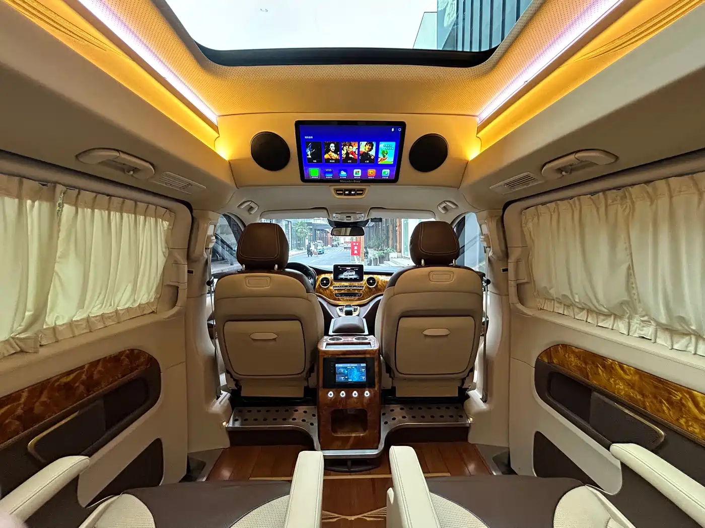 Mercedes-Benz V-Class 2017 Model V 260 L Premium Extended Edition фото 12