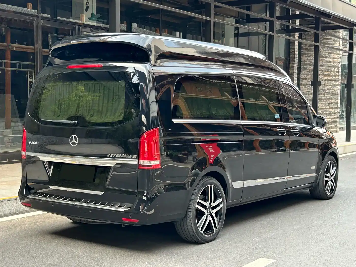 Mercedes-Benz V-Class 2017 Model V 260 L Premium Extended Edition фото 26