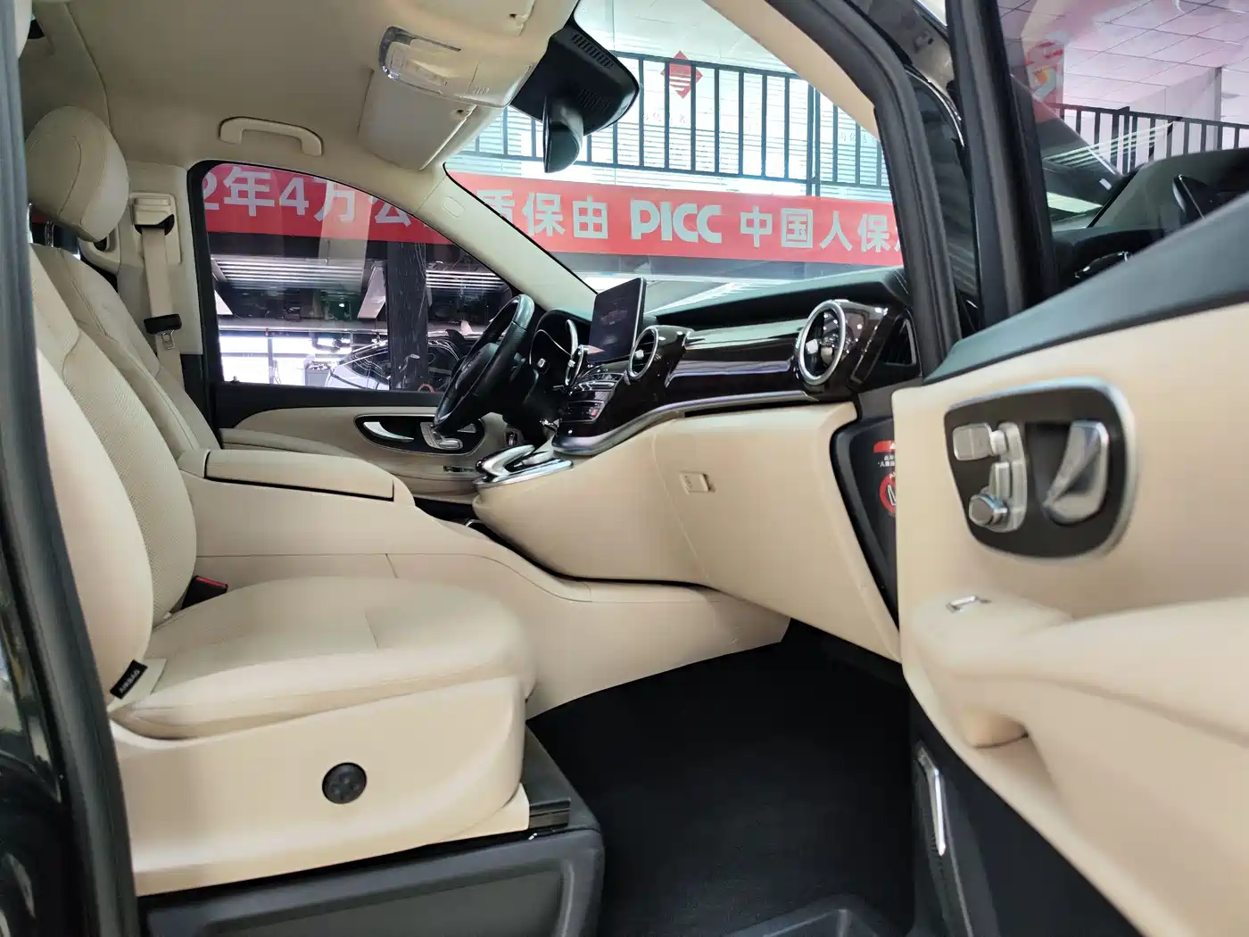 Mercedes-Benz V-Class 2018 V 260 L Premium Long Wheelbase Edition China VI фото 3
