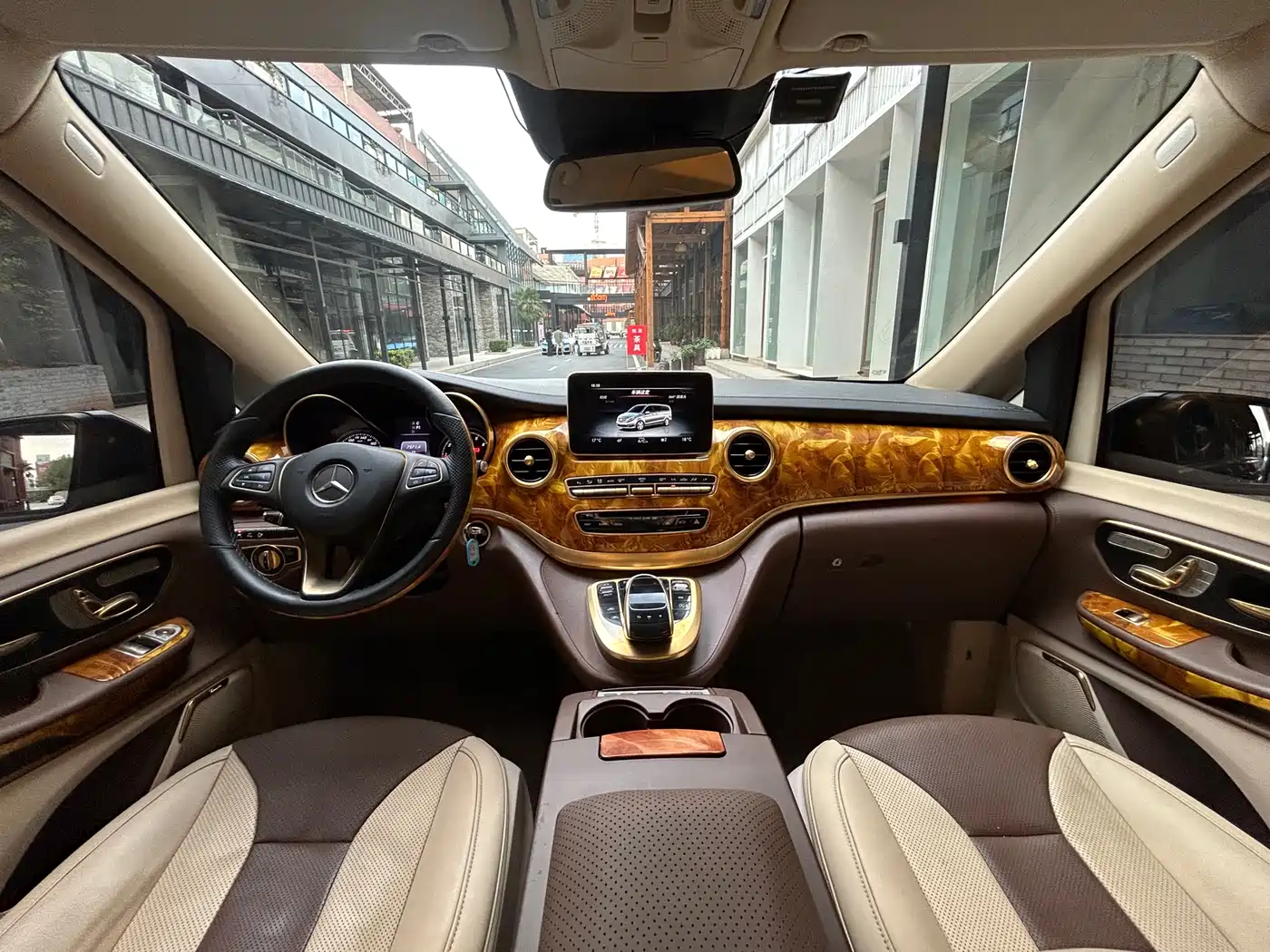 Mercedes-Benz V-Class 2017 Model V 260 L Premium Extended Edition фото 8