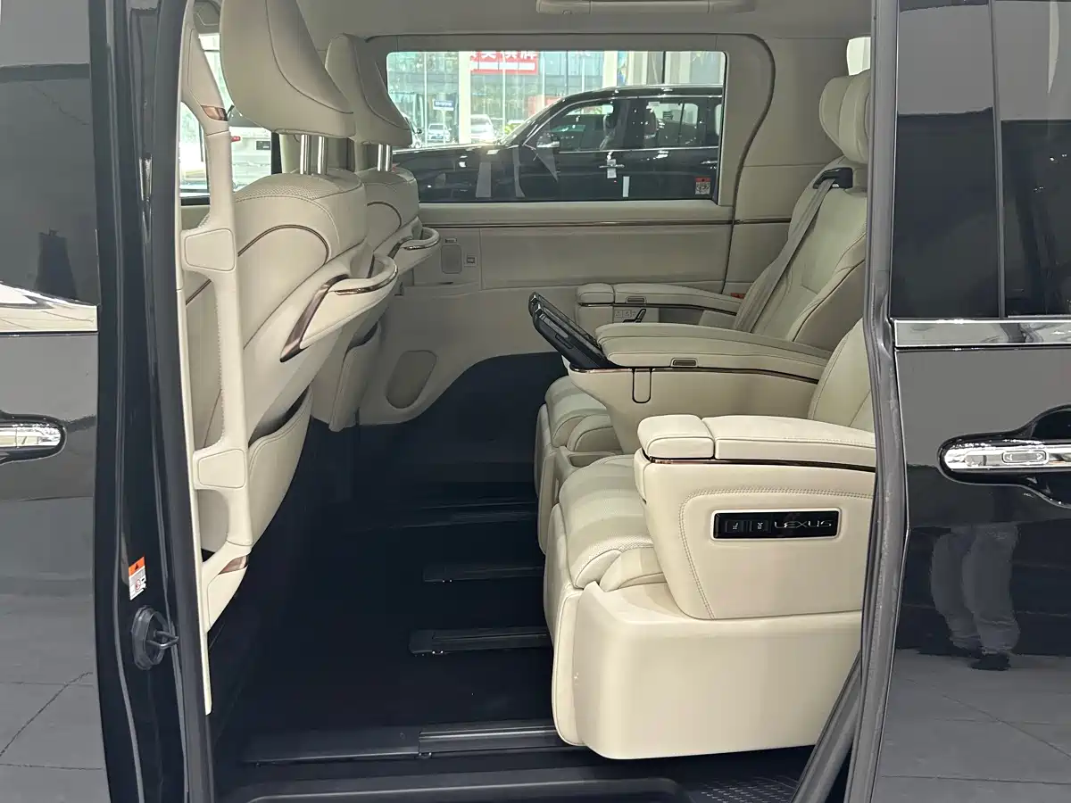 Toyota Alphard 2025 Hybrid 2.5L Ultimate Gold Edition фото 17