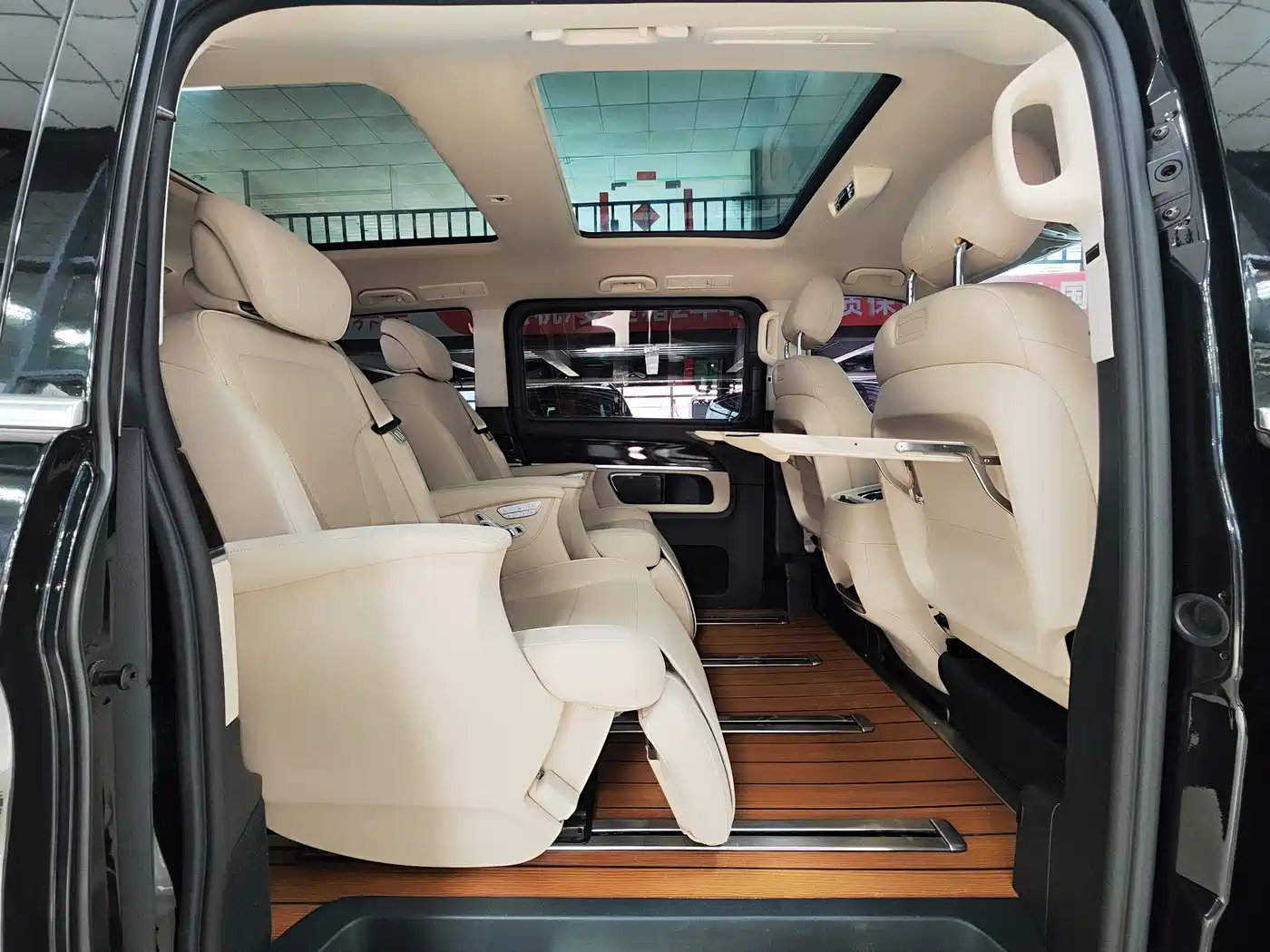 Mercedes-Benz V-Class 2018 V 260 L Premium Long Wheelbase Edition China VI фото 5