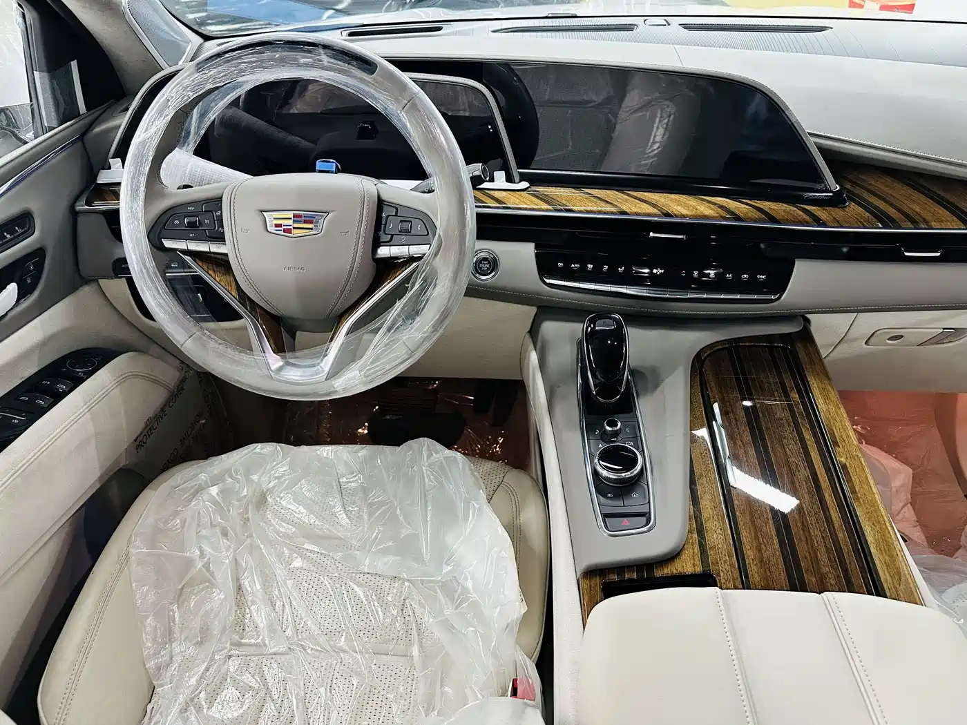 Cadillac Escalade 2017 6.2L ESV Platinum Extended фото 4