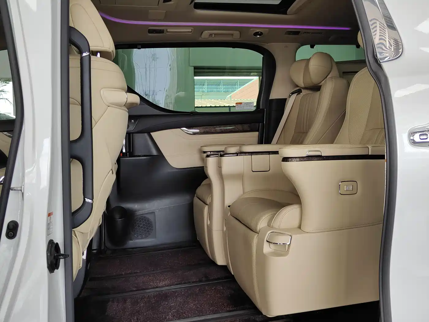 Toyota Vellfire 2020 Twin Engine 2.5L HV Premium Edition фото 4