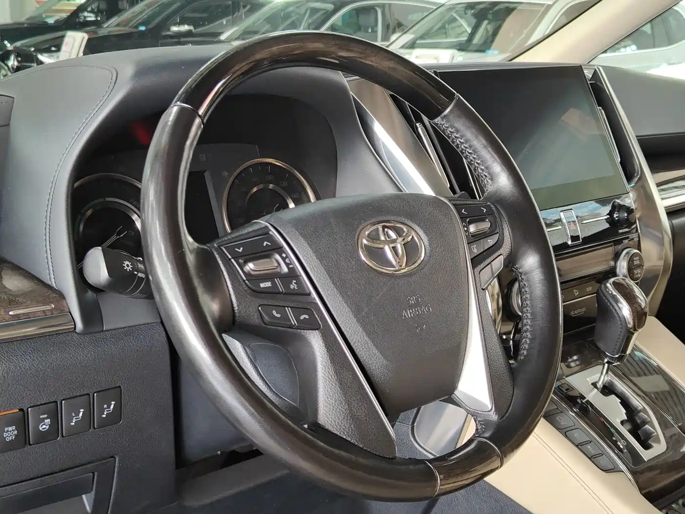 Toyota Vellfire 2020 Twin Engine 2.5L HV Premium Edition фото 5