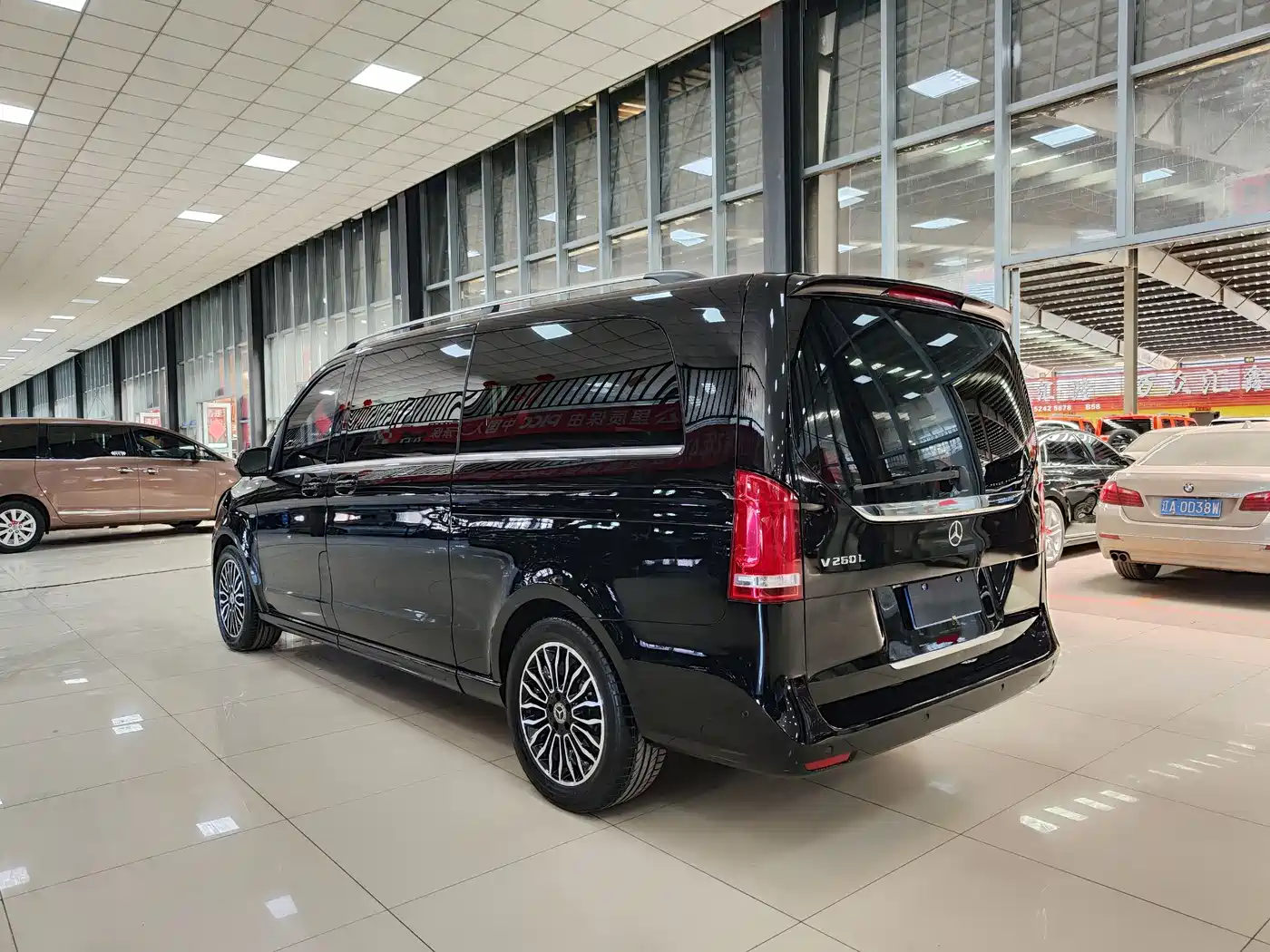 Mercedes-Benz V-Class 2018 V 260 L Premium Long Wheelbase Edition China VI фото 24