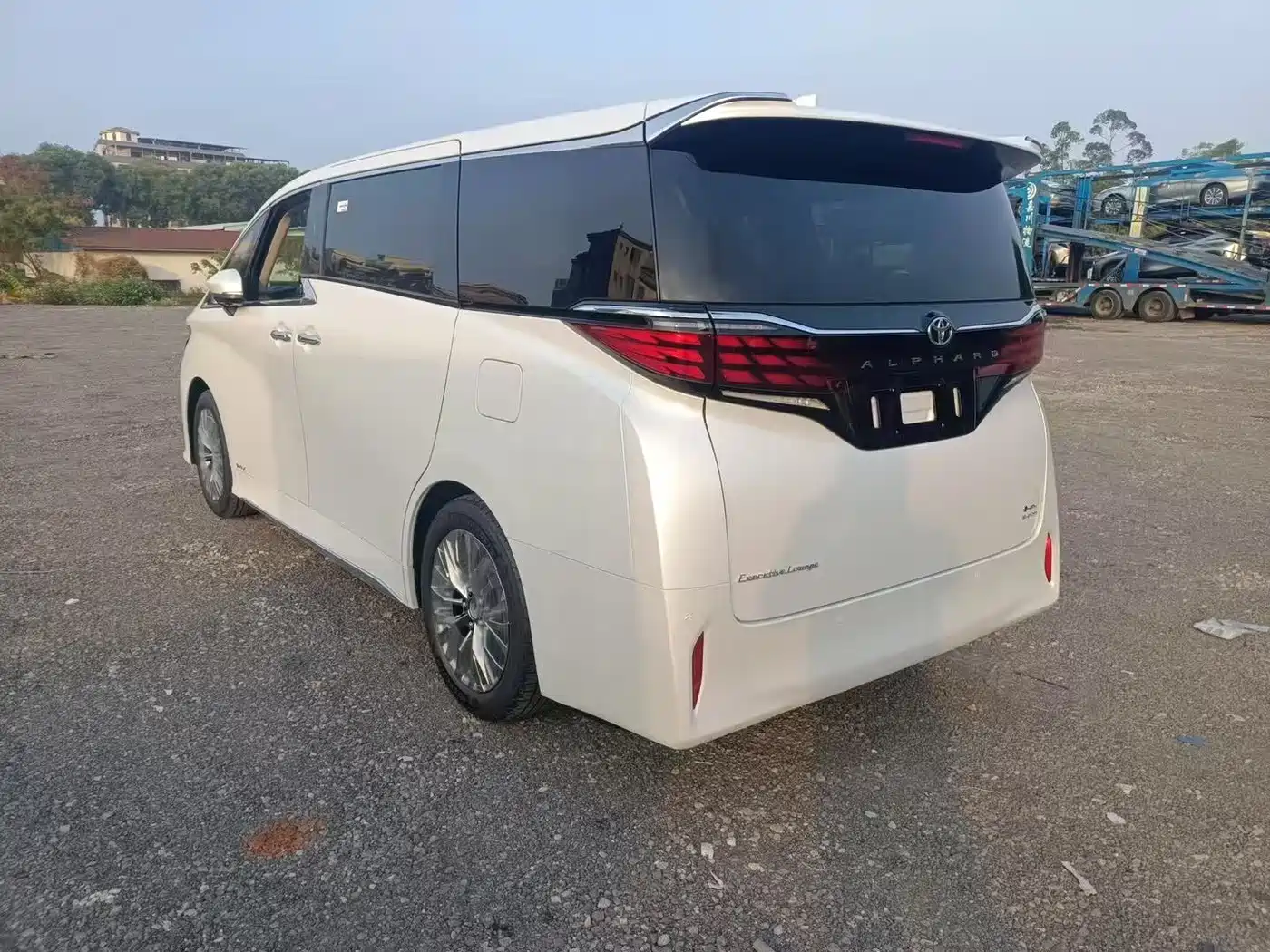 Toyota Alphard 2025 Hybrid 2.5L Ultimate Gold Edition фото 5