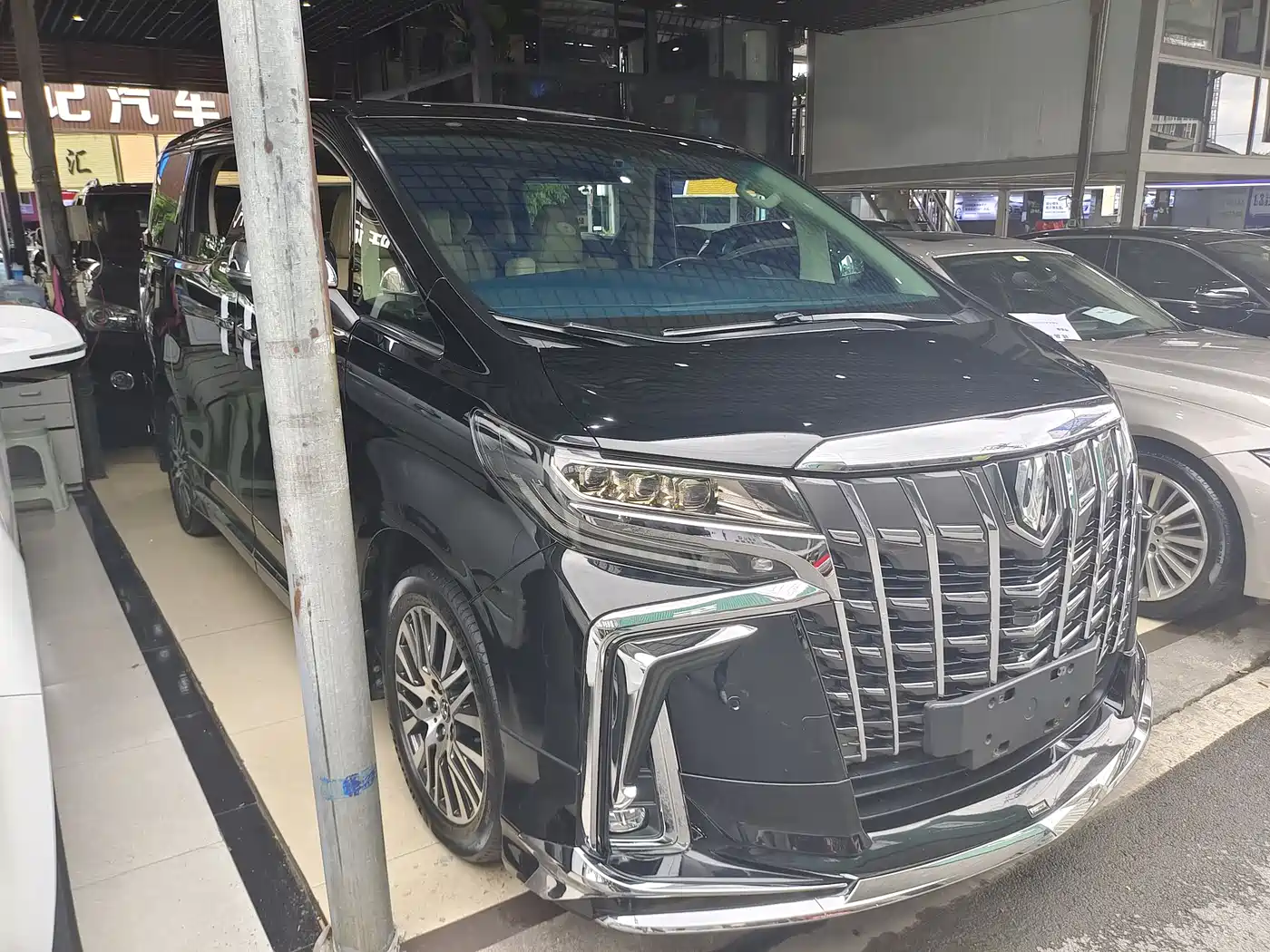 Toyota Alphard 2018 3.5L Premium фото 3