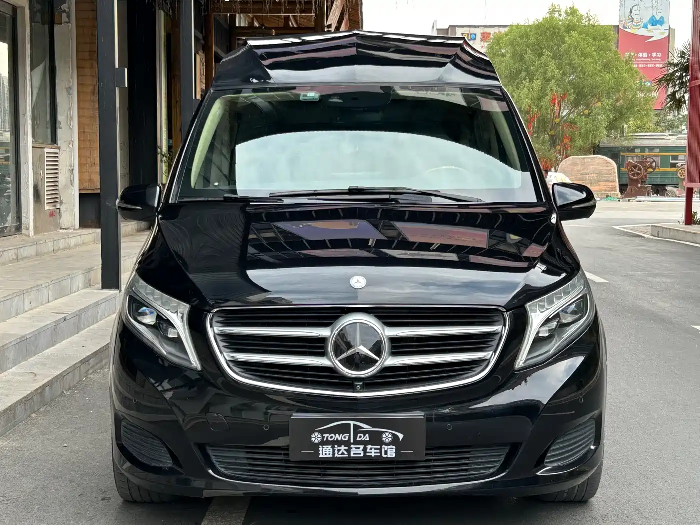 Mercedes-Benz V-Class 2017 Model V 260 L Premium Extended Edition фото 2