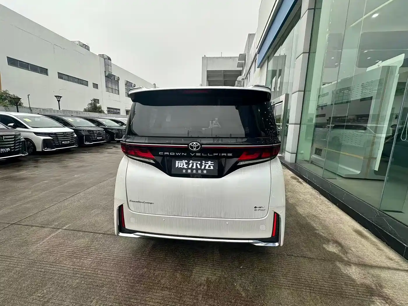 Toyota Vellfire 2024 Crown Hybrid 2.5L Premium Edition фото 4