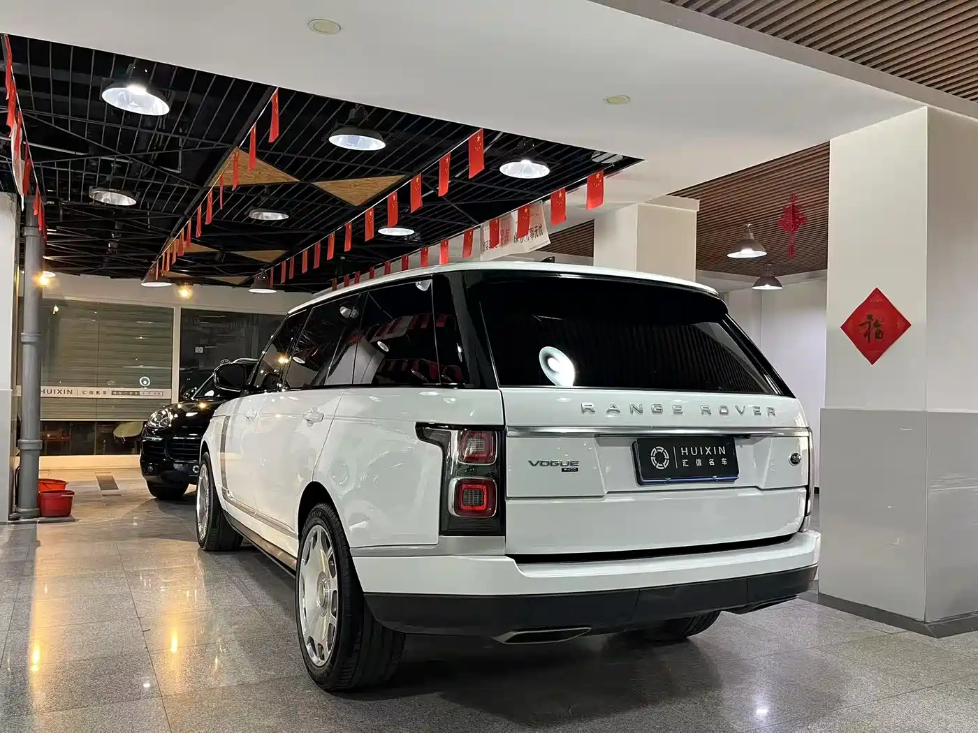 Land Rover Range Rover 2020 3.0 L6 Heritage Extended Edition фото 16