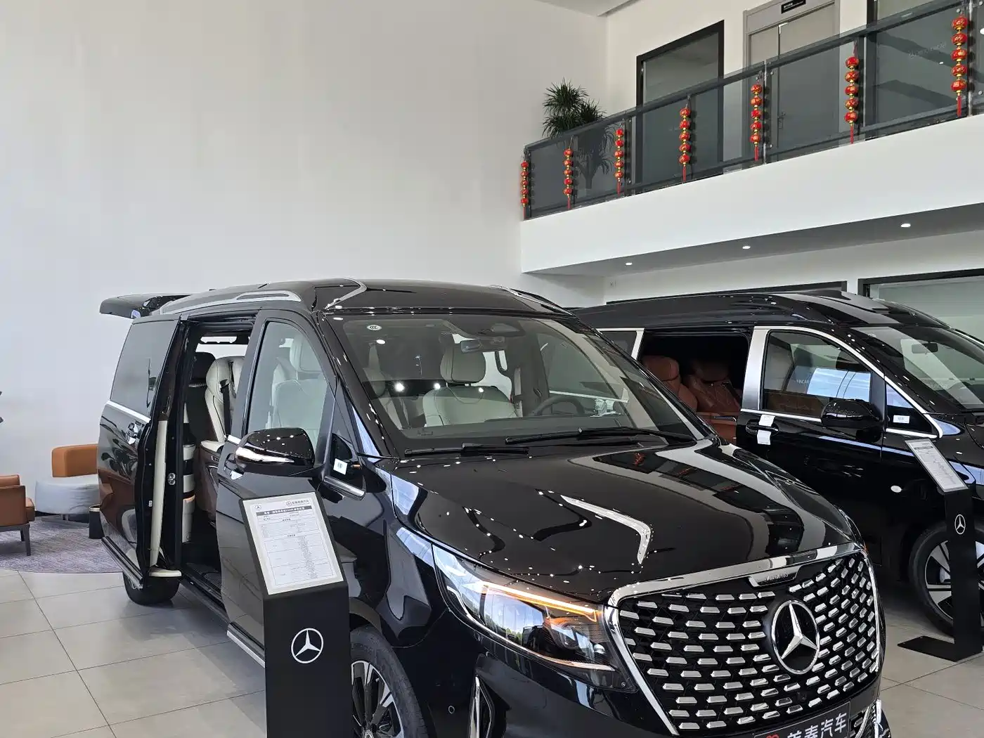Mercedes-Benz V-Class 2024 V 300 L Long Wheelbase Luxury Edition фото 2