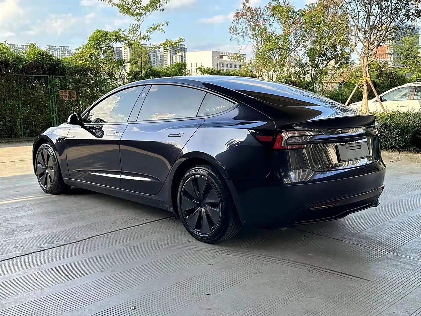 TESLA MODEL 3