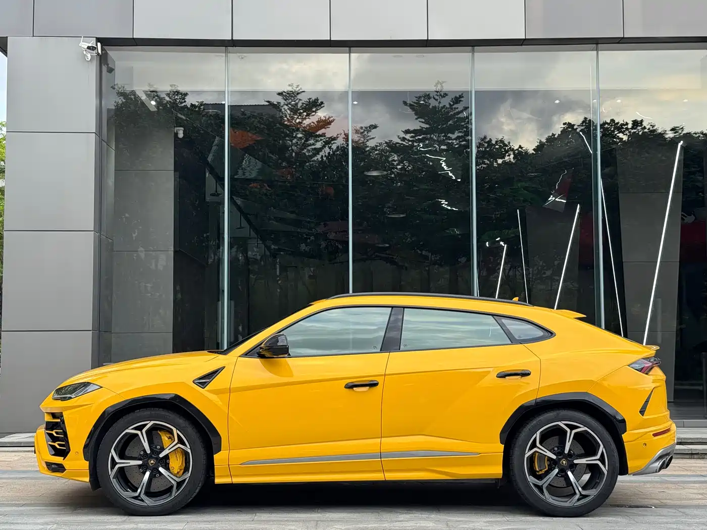 LAMBORGHINI URUS