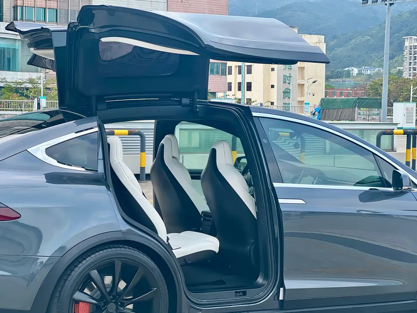 TESLA MODEL X