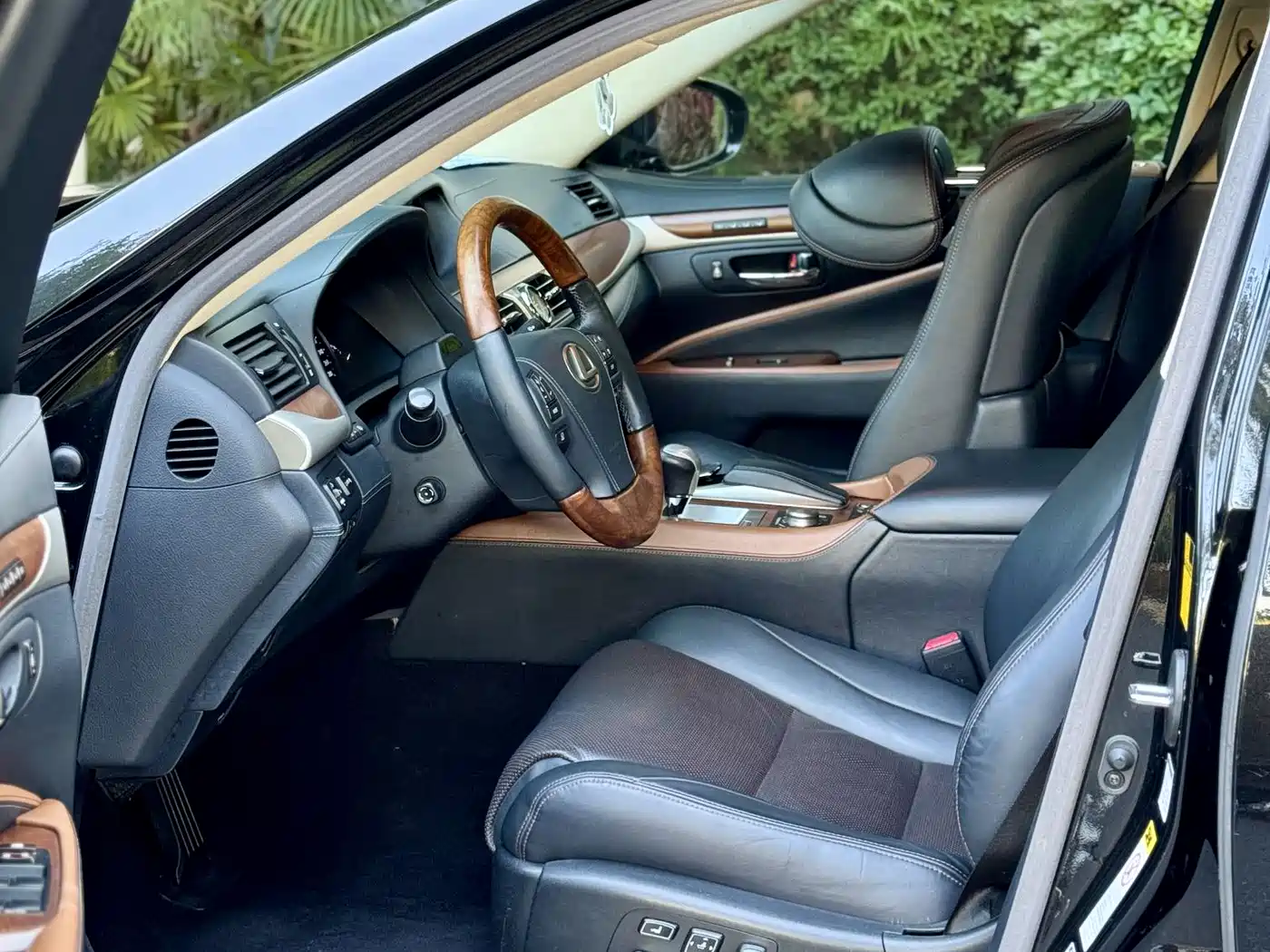 Lexus LS 2014 600hL фото 18