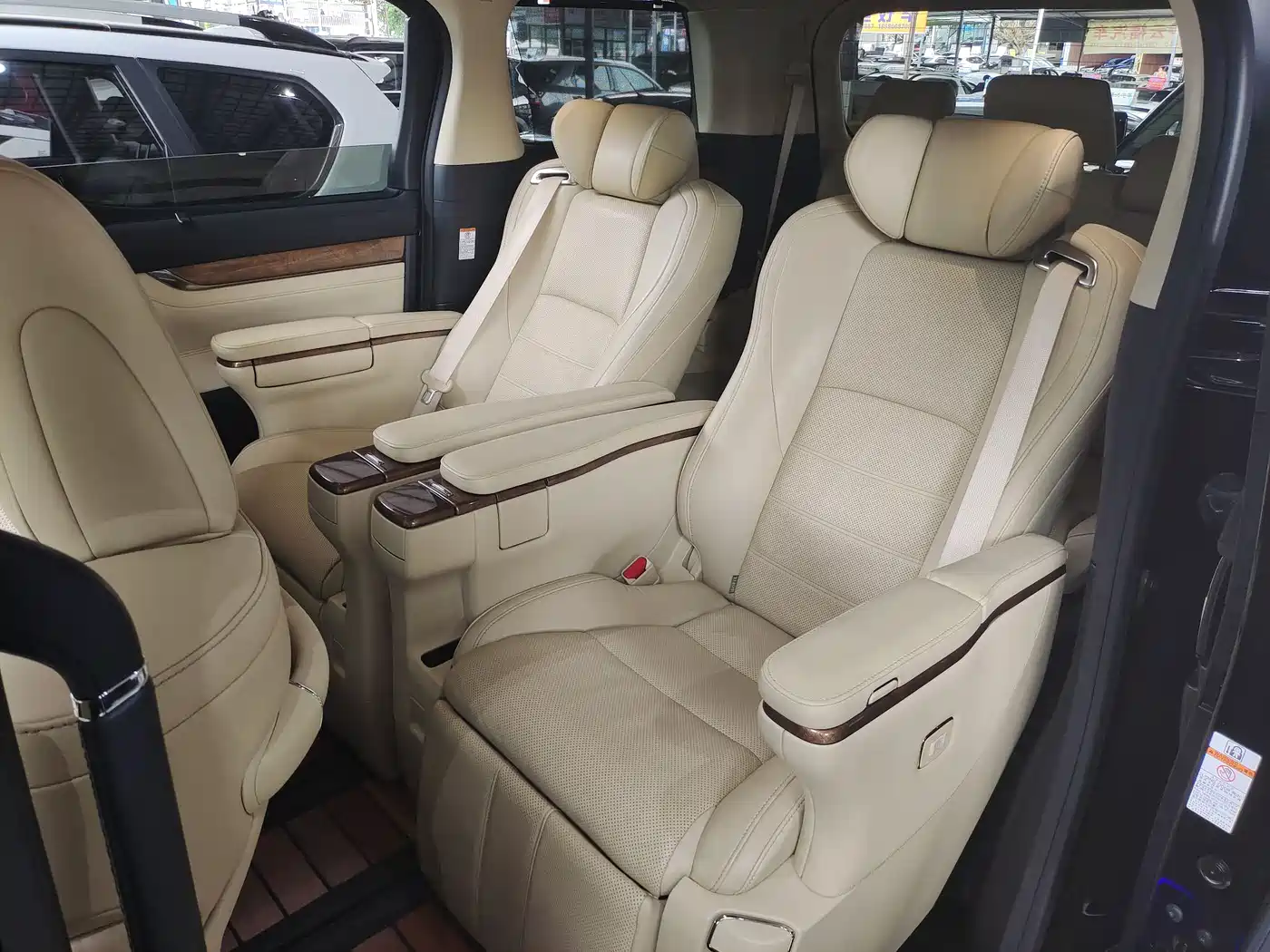 Toyota Alphard 2018 3.5L Premium фото 4